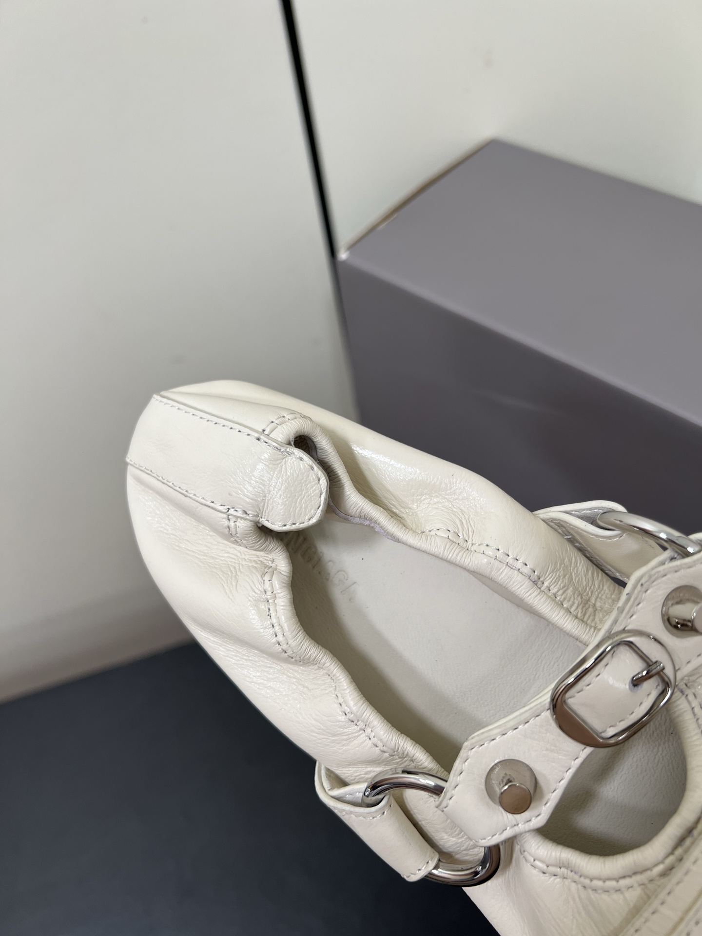 Balenciaga 2025 Paris Ballet Shoes: Soft, Cozy, and Stylish in New Collection - 图片 7