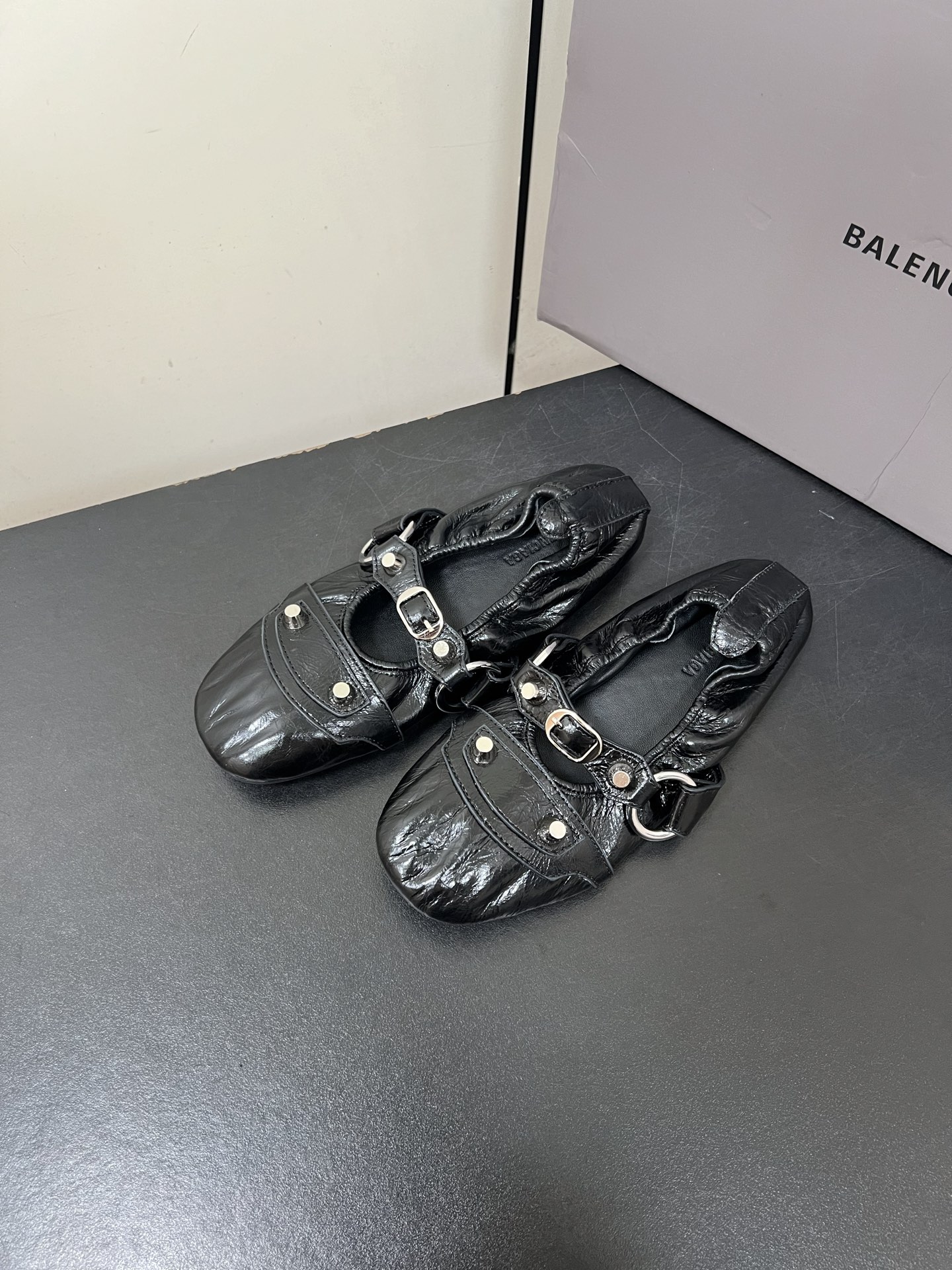Balenciaga 2025 Paris Ballet Shoes: Soft, Cozy, and Stylish Arrival - 图片 3