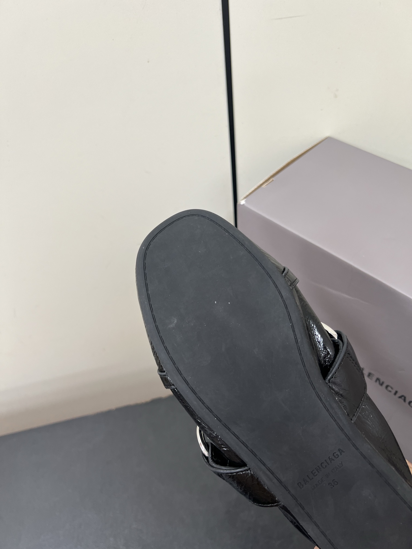 Balenciaga 2025 Paris Ballet Shoes: Soft, Cozy, and Stylish Arrival - 图片 9