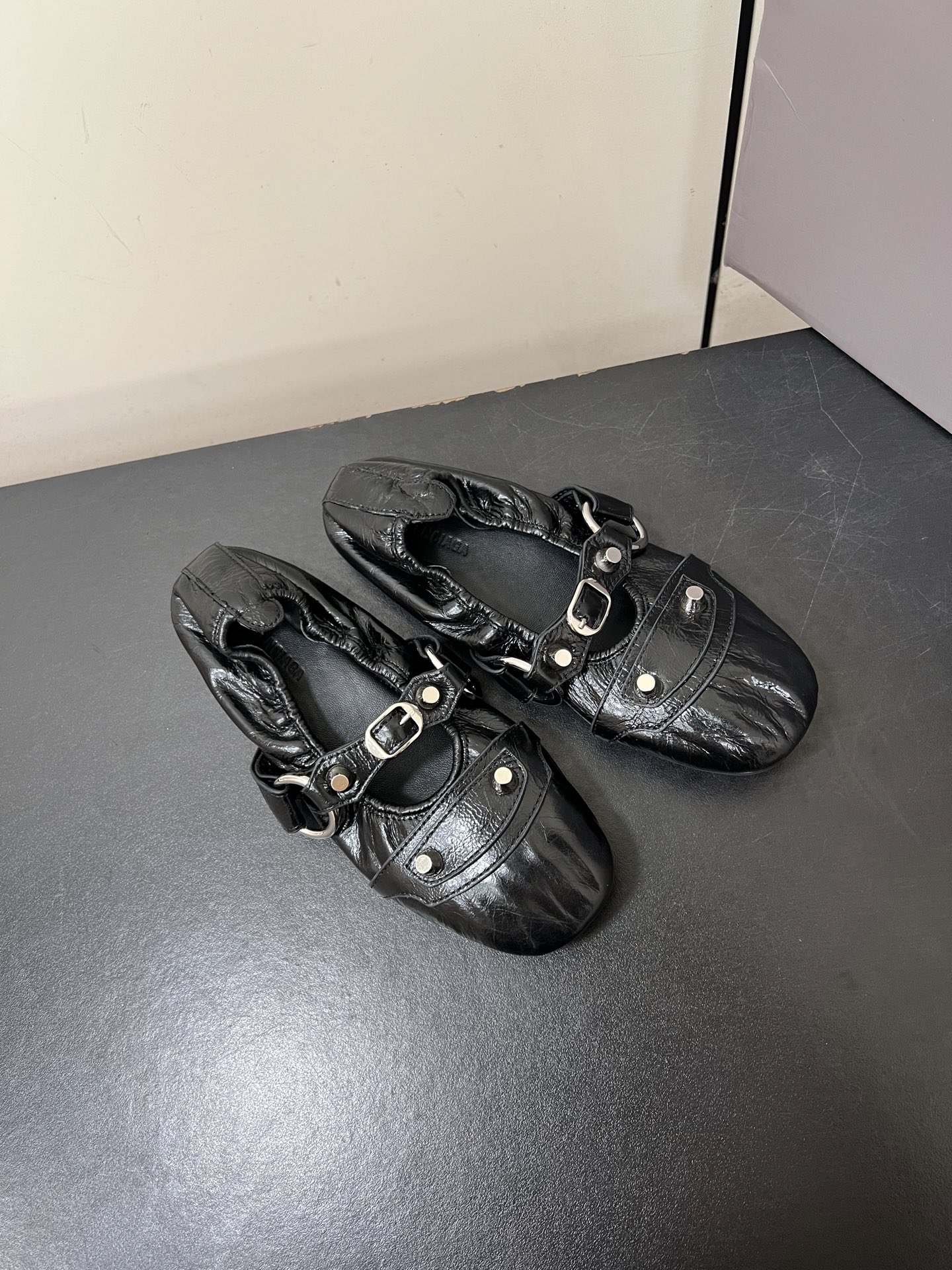 Balenciaga 2025 Paris Ballet Shoes: Soft, Cozy, and Stylish Arrival - 图片 2