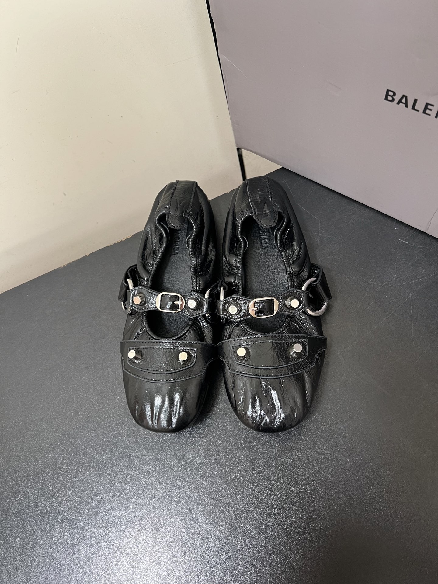 NO:536857,Balenciaga ss25 new arrival~ Balenciaga spring and summer new ballet shoes, slightly waxy oily leather + rivets, paired with super soft rubber thin sole, super soft and comfortable on the feet, sweet and cool is the king. Imported oil wax leather + metal rivets, imported inner/foot pads, imported lambskin, original open molded rubber thin sole, super soft and wear-resistant, Size35-40 (40 custom-made, no return or exchange), ballet shoes, balenciaga, balenciaga, sheepskin19860909Balenciaga ss25 new arrival～ 巴黎世家春夏新款芭蕾舞鞋 微皱油蜡皮+铆钉、搭配超软橡胶薄底, 上脚超级柔软舒适,又甜又酷的才是王炸 面料进口油蜡皮+金属铆钉 内里/垫脚迚口小羊皮 鞋底原版开模橡胶薄底 超软耐磨, Size35-40（40定制不退换）,芭蕾舞鞋,balenciaga,balenciaga,sheepskin,Women's Shoes