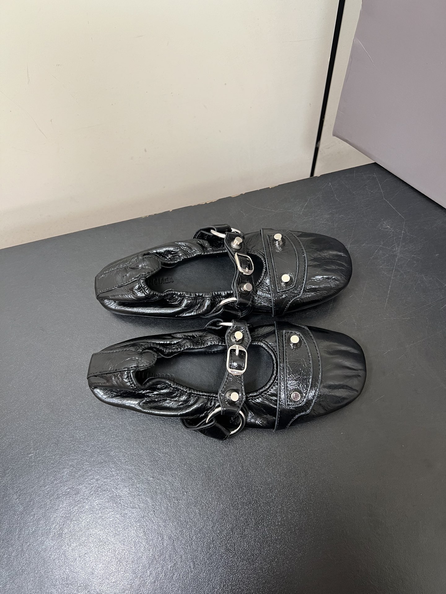 Balenciaga 2025 Paris Ballet Shoes: Soft, Cozy, and Stylish Arrival - 图片 4