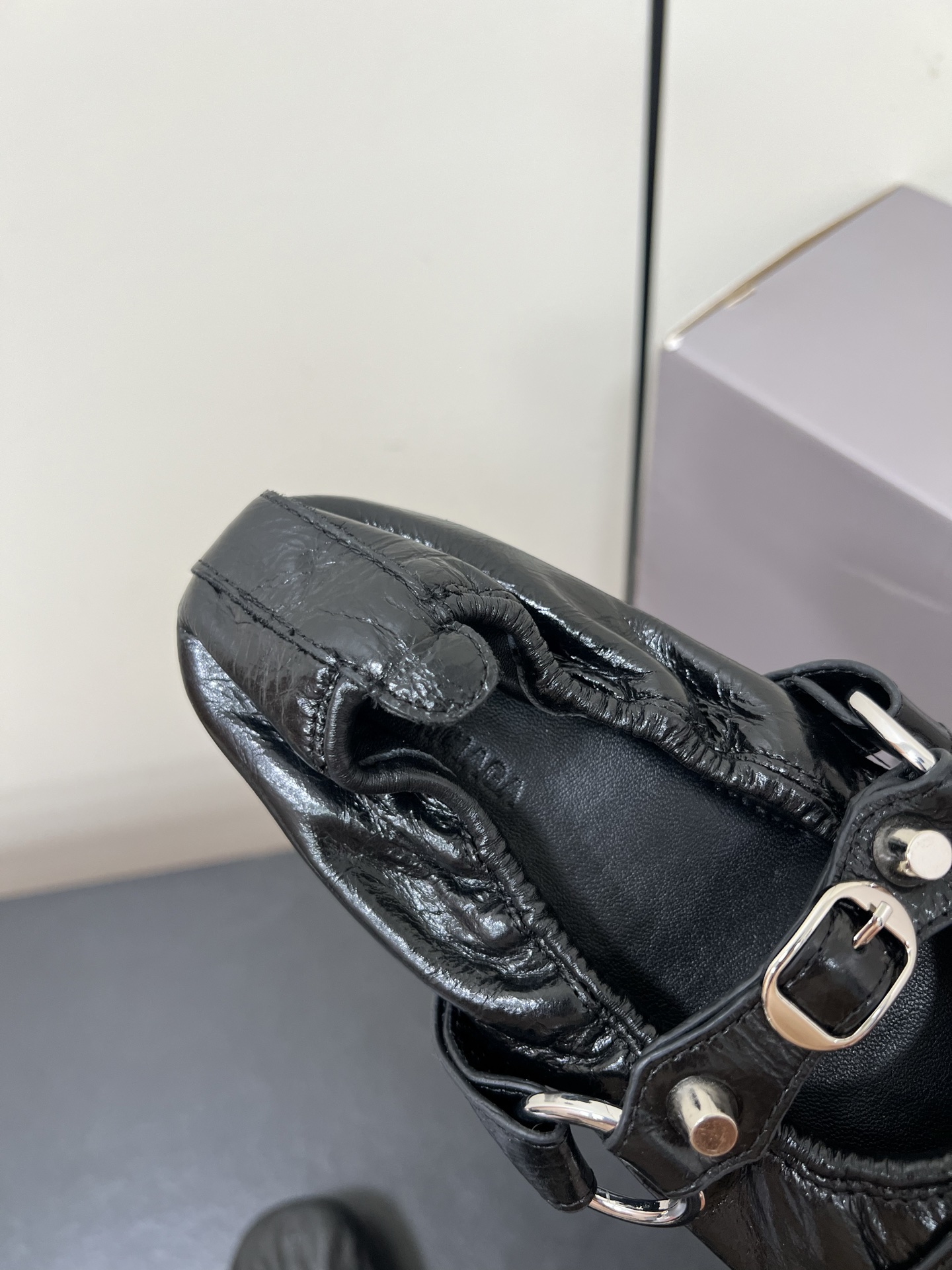 Balenciaga 2025 Paris Ballet Shoes: Soft, Cozy, and Stylish Arrival - 图片 7