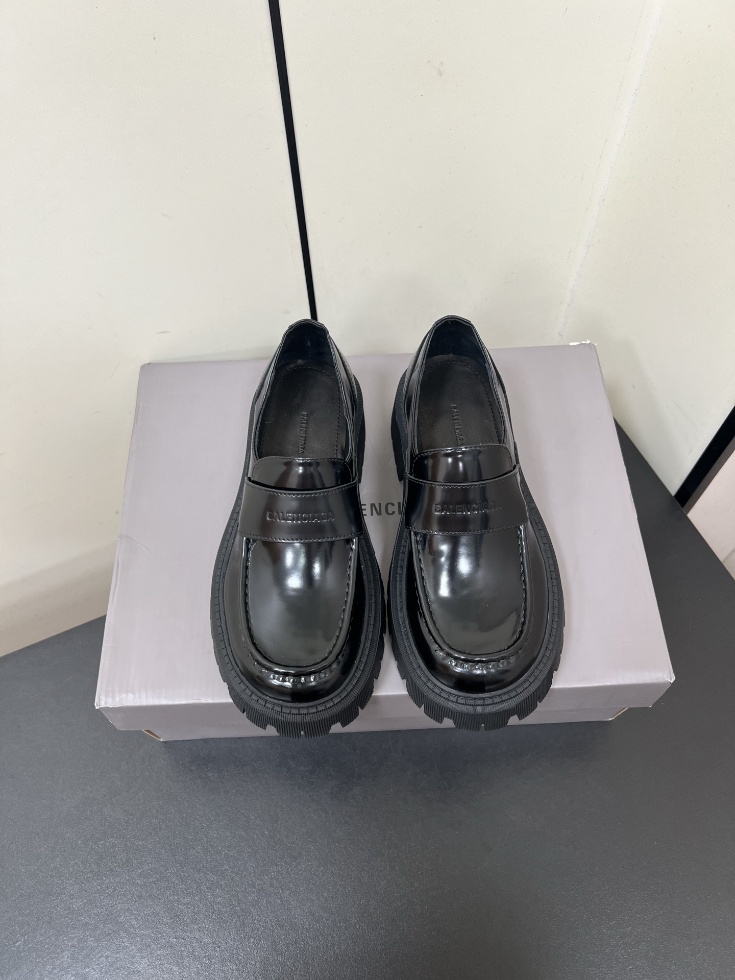 NO:536854,BALENCIAGA thick-soled big toe shoes, the upper is made of imported beads, and the logo is embossed with classics. This style is loved by countless internet celebrities, celebrities, and fashion. It can only be said that it is not only easy to wear, but also very easy to walk on the street. It is the highlight of your walking on the street. The inner is made of cowhide, and it feels so comfortable to be surrounded when you wear it. The sole uses original open-mold wear-resistant rubber sole, 1:1 counter packaging, the heel is about 5cm, the forefoot is about 2.5cm, the size is 35-40 (40 custom made without return and exchange), loafers, balenciaga, balenciaga, loafers, cowhide19860909BALENCIAGA巴黎世家厚底大头鞋,鞋面采用进口开边珠,标识压纹时尚元素与经典结合、这款被无数网红、明星、时尚宠爱、只能说不仅好穿、而且还特别好走、怎么搭配你走在街头都是亮点、内里采用牛皮、穿进去超舒服被包围的感觉、鞋底采用原版开模耐磨大底橡胶底、1:1专柜包装, 后跟约5cm左右、前掌约2.5cm左右、 码数35-40（40定做不退换）,乐福鞋,balenciaga,balenciaga,loafers,cowhide,Women's Shoes