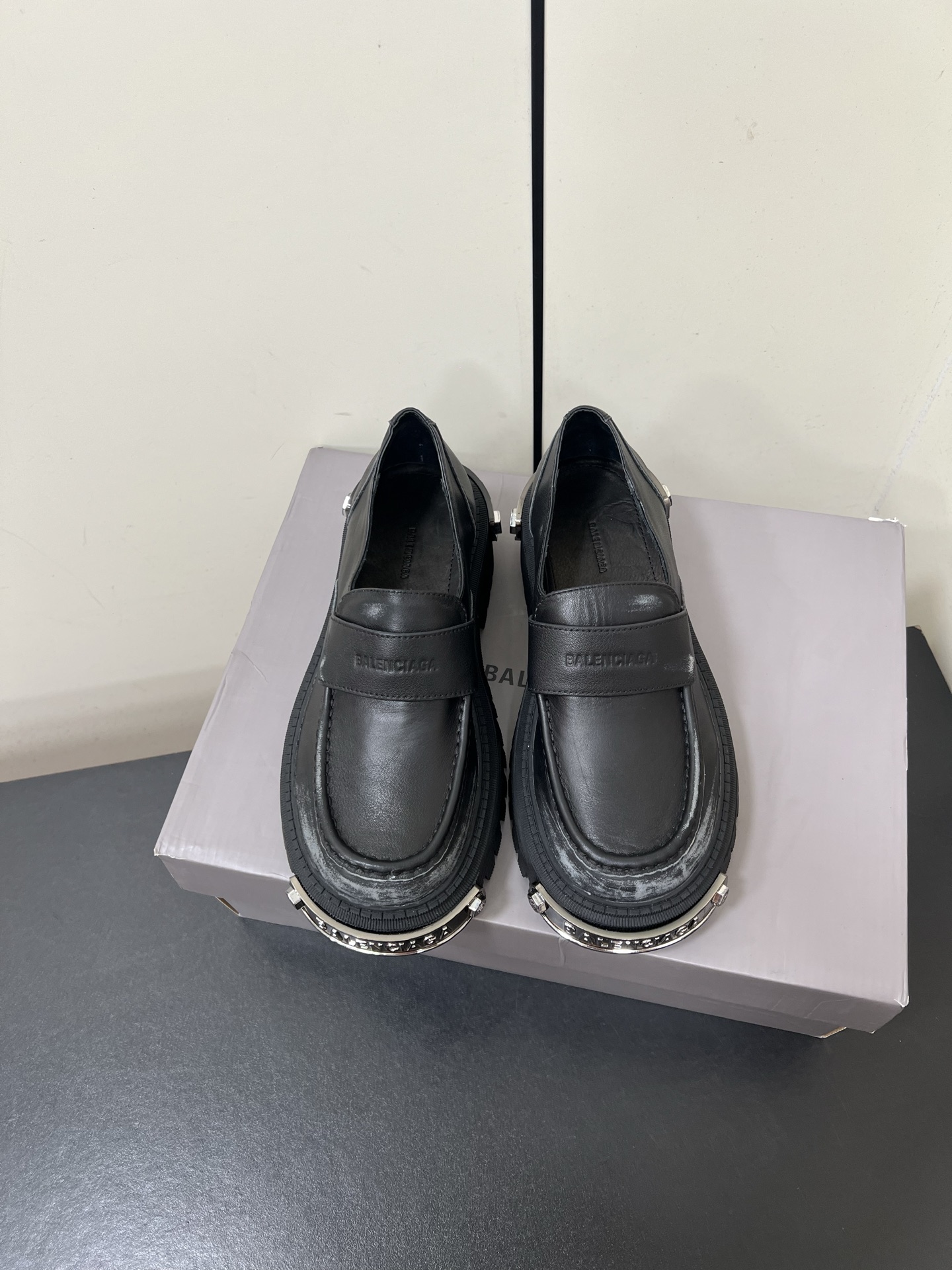 NO:536855,Iron-toe old BALENCIAGA thick-soled big toe shoes, the upper is made of imported beads, the logo embossed fashion elements are combined with classics, this model is loved by countless internet celebrities, celebrities, fashion, it can only be said to be not only easy to wear, but also very easy to walk on the street. It is the highlight of your walking on the street. The inner is made of cowhide, it feels so comfortable to be surrounded when you wear it. The sole uses original open-mold wear-resistant rubber sole, 1:1 counter packaging, the heel is about 5cm, the forefoot is about 2.5cm, the size is 35-40 (40 custom made without return and exchange), loafers, balenciaga, balenciaga, loafers, cowhide19860909铁头做旧BALENCIAGA巴黎世家厚底大头鞋,鞋面采用进口开边珠,标识压纹时尚元素与经典结合、这款被无数网红、明星、时尚宠爱、只能说不仅好穿、而且还特别好走、怎么搭配你走在街头都是亮点、内里采用牛皮、穿进去超舒服被包围的感觉、鞋底采用原版开模耐磨大底橡胶底、1:1专柜包装, 后跟约5cm左右、前掌约2.5cm左右、 码数35-40（40定做不退换）,乐福鞋,balenciaga,balenciaga,loafers,cowhide,Women's Shoes