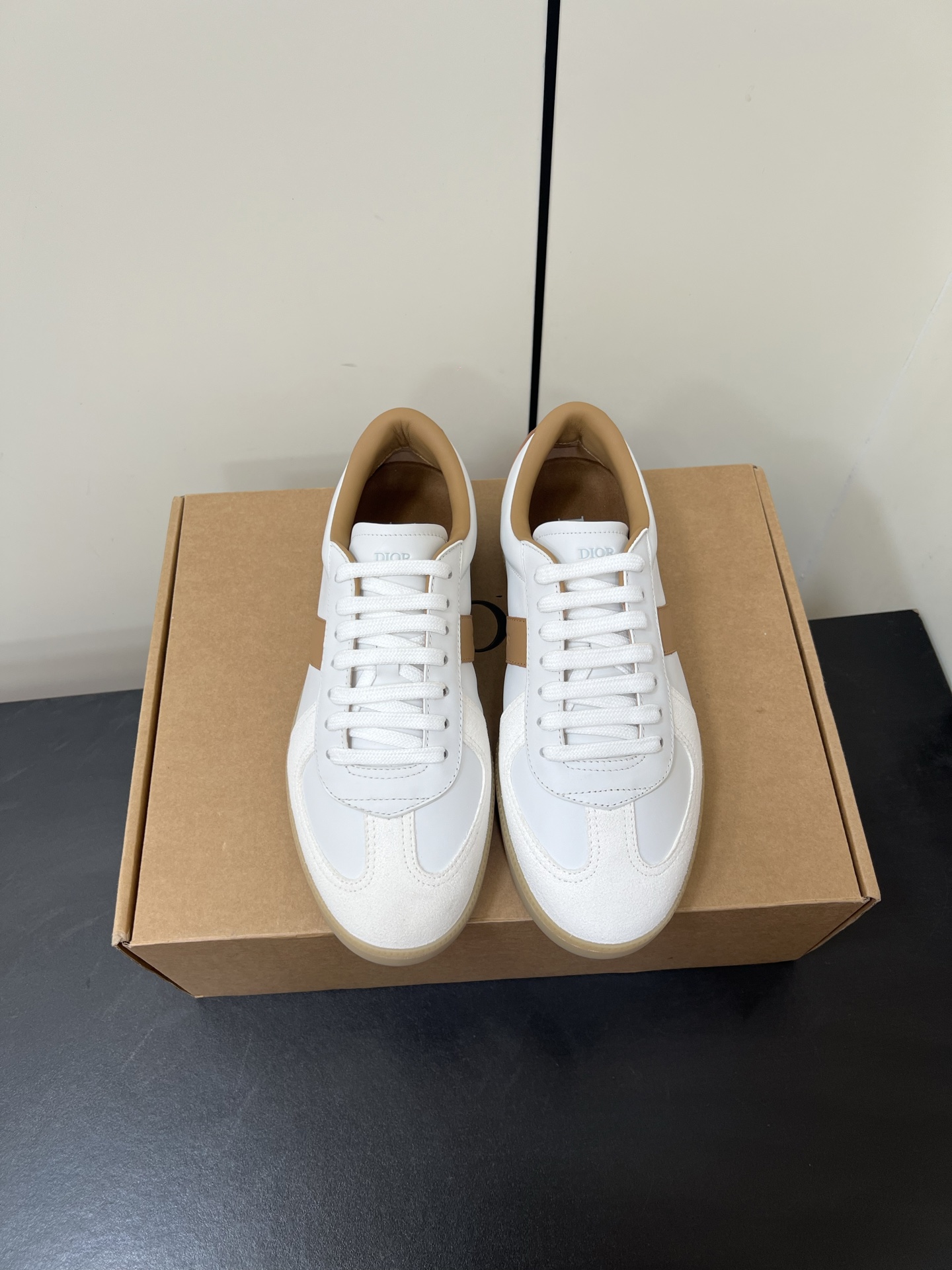 NO:536852,Top version Dior latest B01 series Matchpoint couple style German training shoes casual sports shoes whole pair of shoes are purchased and developed, all customized materials, exclusive mold opening sole, details are shipped together, and even the packaging is the same as the genuine one. Fabric: Original custom imported top layer cowhide Inner: Soft imported sheepskin Sole: Original mold opening anti-slip TPU material Sole: 2.5CM Size: 35-45 (for women 40 men 45 customization without return) With original packaging, airplane box, casual shoes/sports shoes, dior, dior, sneakers, cowhide, sheepskin19860909顶级版本Dior迪奥 最新 B01系列 Matchpoint 情侣款 德训鞋 休闲 运动鞋 整双鞋子采购Zp开发打造,全部定制材料,独家开模大底,细节全部对版出货,连包装也做到跟正品一样. 面料 : 原版定制进口头层牛皮 内里 : 柔软进口羊皮里 鞋底 : 原版开模防滑TPU材质 底厚 2.5CM Size : 35-45（女40男45定制不退换） 配原包装带飞机盒,休闲鞋/运动鞋,dior,dior,sneakers,cowhide,sheepskin,Women's Shoes