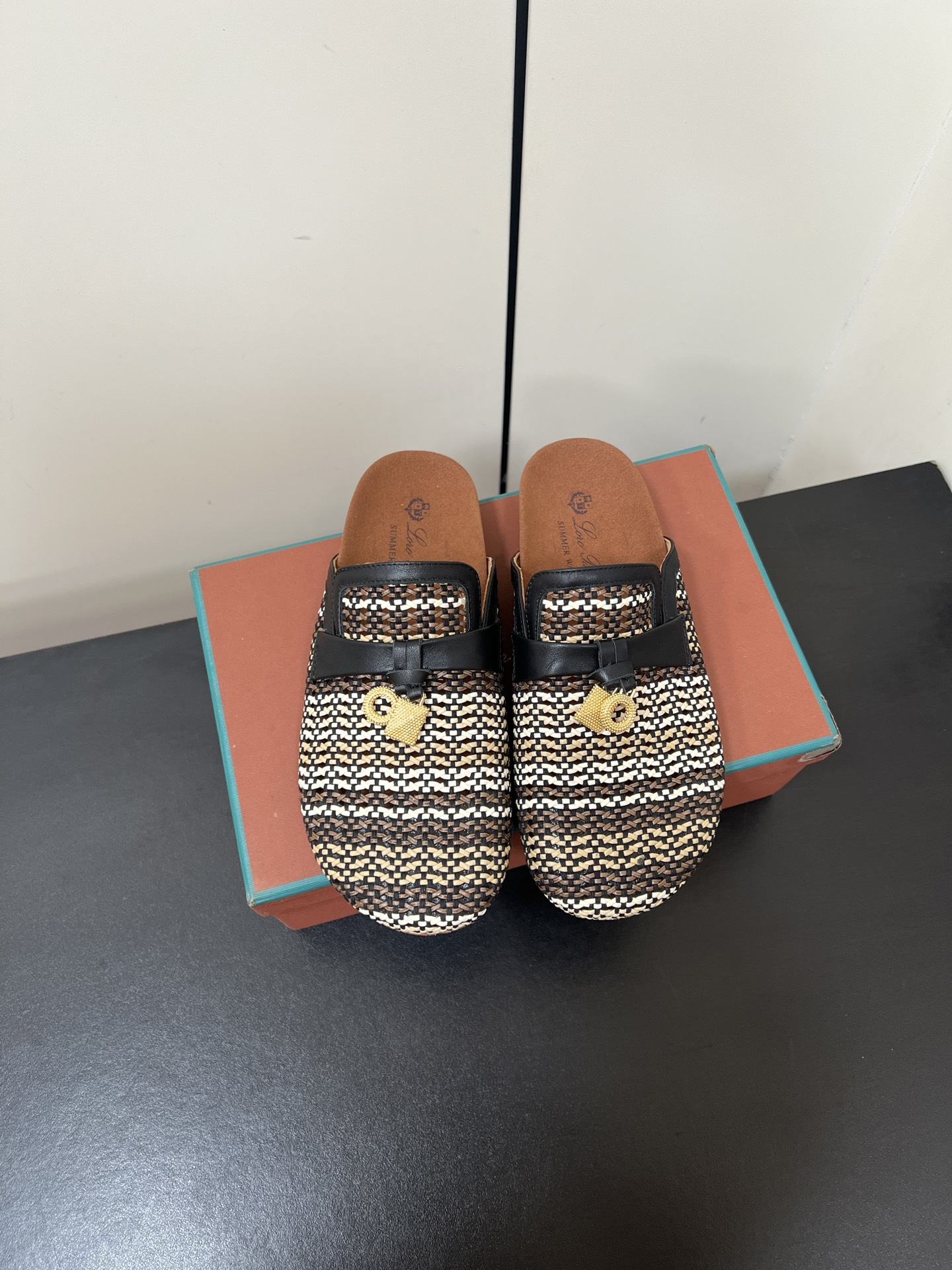 NO:536851,Loro Piana classic popular LP Birken Slippers It turns out that this is the legendary casual shoes that will not be tired even if you walk 20,000 steps. This pair of casual shoes are grasped by the appearance and feel of the feet. Once you walk on your feet, you will be completely lost~ The minimalist design is eye-catching, fabric: cowhide, custom sheepskin inside, size 35-42 (35.41.42. Customized, no return or exchange), semi-drag, loro piana, loro piana, slippers, cowhide, sheepskin19860909Loro Piana经典爆款LP勃肯拖鞋 原来这就是传说走两万步都不会累脚的休闲鞋这双把颜值和脚感都拿捏住了,上脚一走就会被彻底沦陷～极简的设计吸睛耐看, 面料: 牛皮透气编织 内里定制羊皮 码数35-42（35.41.42.定制不退不换）,半拖,loro piana,loro piana,slippers,cowhide,sheepskin,Women's Shoes