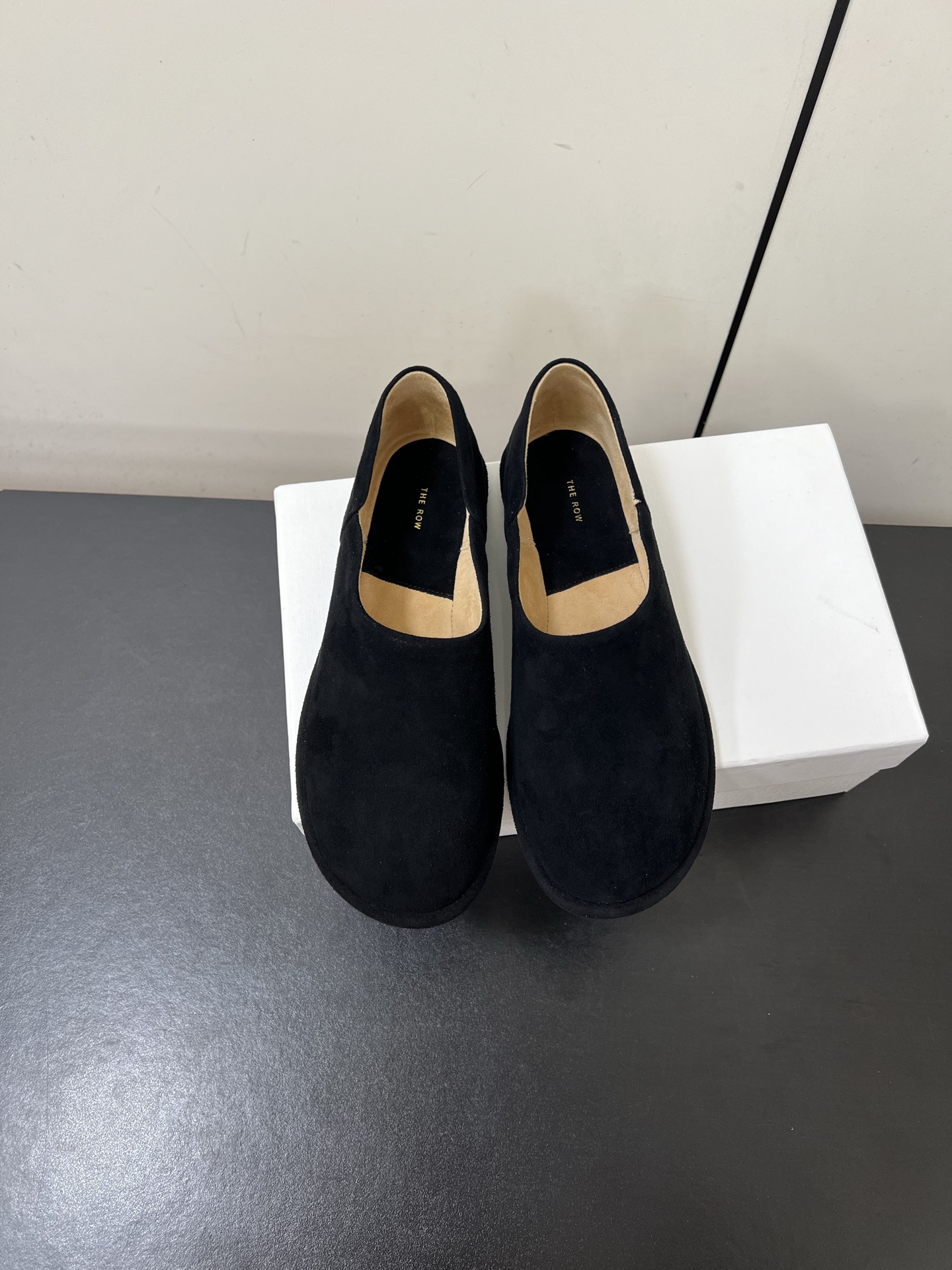NO:536858,TheRow suede loafers Row's high-end simple lazy shoes that step on the clouds are effortless and high-end. The whole pair of shoes weighs super light and soft, huge soft and soft like a cloud-like foot. The feeling of wearing it is that it is skin-friendly inside and out. A pair of loafers that can be worn in all seasons and is the most comfortable loafers that can be worn in all seasons. size 35-41 (40.41 custom-made without return or exchange), loafers, loafers, chamois leather19860909TheRow麂皮乐福鞋 Row的高级简约踩在云端的懒人鞋不费力的高级感 整双鞋子自重超轻柔软度巨软云朵般脚感 穿进去的感受就是里里外外都很亲肤一双可以穿四季的也是最最舒服的乐福鞋 size 35-41（40.41定制不退换）,乐福鞋,loafers,chamois leather,Women's Shoes