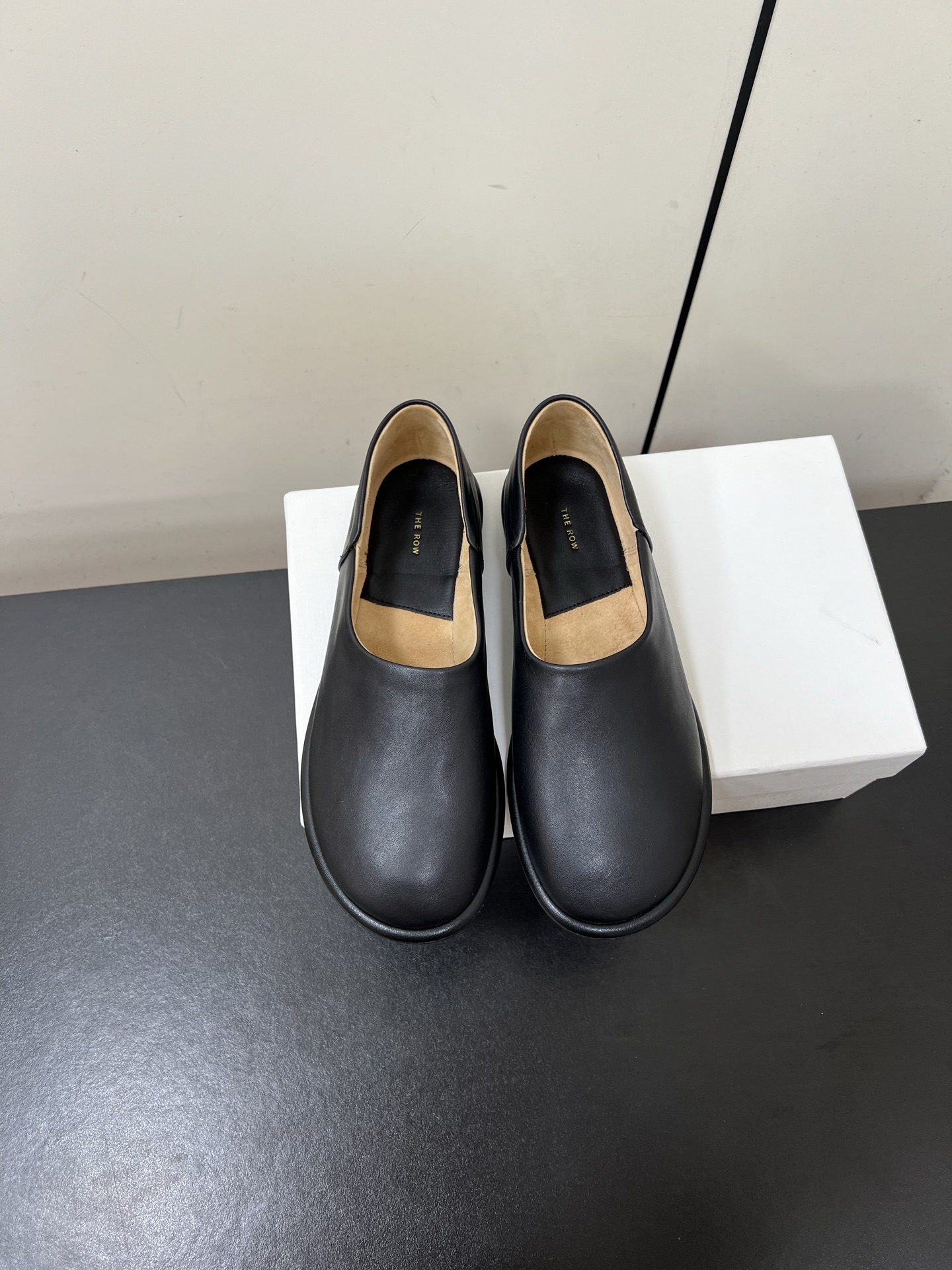 NO:536860,TheRow sheepskin loafers Row's high-end simple lazy shoes that are effortlessly advanced. The whole pair of shoes weighs super light and soft, huge soft and soft like a cloud-like foot. The feeling of wearing it is that it is skin-friendly inside and out. A pair of loafers that can be worn in all seasons and is the most comfortable loafers that can be worn in all seasons. size 35-41 (40.41 custom-made, non-return and exchange), loafers, loafers, sheepskin19860909TheRow羊皮面乐福鞋 Row的高级简约踩在云端的懒人鞋不费力的高级感 整双鞋子自重超轻柔软度巨软云朵般脚感 穿进去的感受就是里里外外都很亲肤一双可以穿四季的也是最最舒服的乐福鞋 size 35-41（40.41定制不退换）,乐福鞋,loafers,sheepskin,Women's Shoes