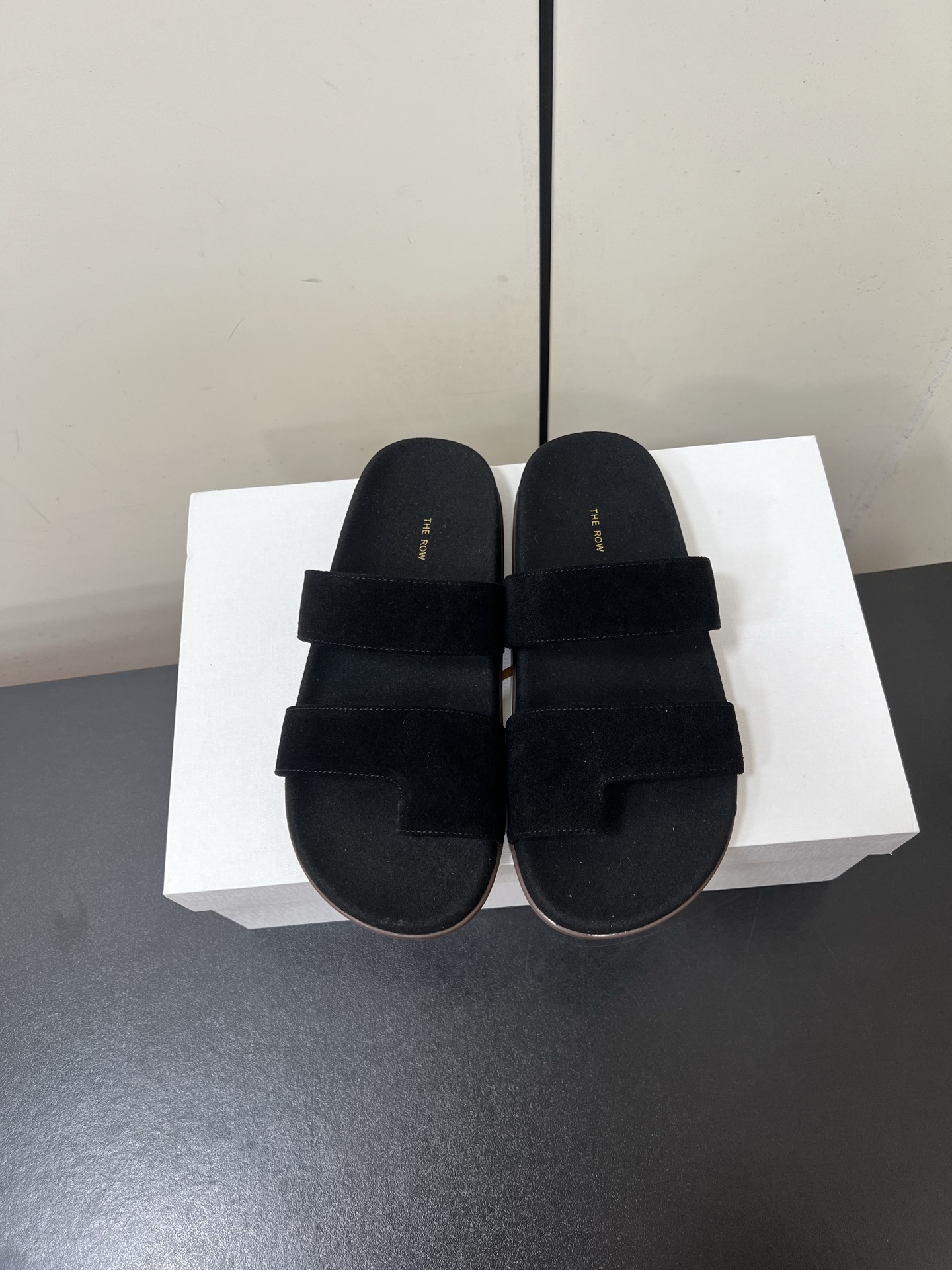 NO:536856,TheRow minimalist classic toe slippers, exquisite workmanship and handmade, high-end version, original craftsmanship, same style, full of fashion, comfortable inner foot, outsole, original rubber molded outsole, craftsmanship, multi-color optional, no pressure matching, size 35-40 (40. Customized, no return and exchange) with original packaging, slippers, slippers19860909TheRow极简风经典套趾拖鞋 精致做工手工制作 高版本入 原生态 工艺 对版 明星同款 时尚感满满  内里脚感舒适 大底 原版橡胶成型大底 工艺  多色可选 搭配无压力  码数35-40（40.定制不退换）  配原版包装,拖鞋,slippers,Women's Shoes