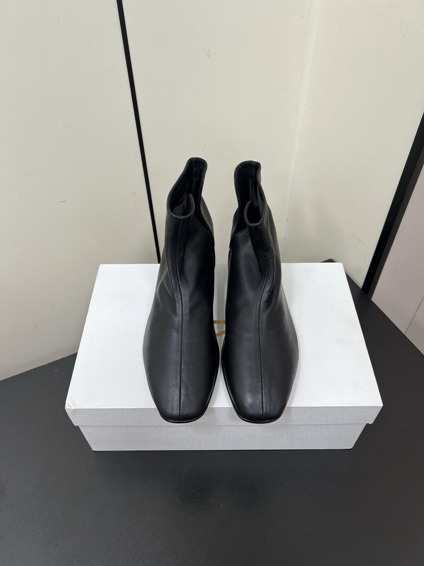 NO:536853,TheRow side deep V open flat boots, small square toe toe, full of intelligence, a magic weapon to make you look slim and long legs, you can easily control whether you are wearing a dress or a denim skirt. Upper sheepskin footbed sheepskin, big sole genuine leather soles, size 35-39, 40 orders, boots, boots, skirts, sheepskin, Leather soles19860909TheRow侧面深V开口平底短靴 小方头鞋头尽显知性 穿搭显瘦长腿神器,不论是搭配连衣裙还是牛仔裙都能轻松驾驭 鞋面羊皮 垫脚羊皮 大底真皮大底 码数35-39 40订,靴子,boots,skirts,sheepskin,Leather soles,Women's Shoes