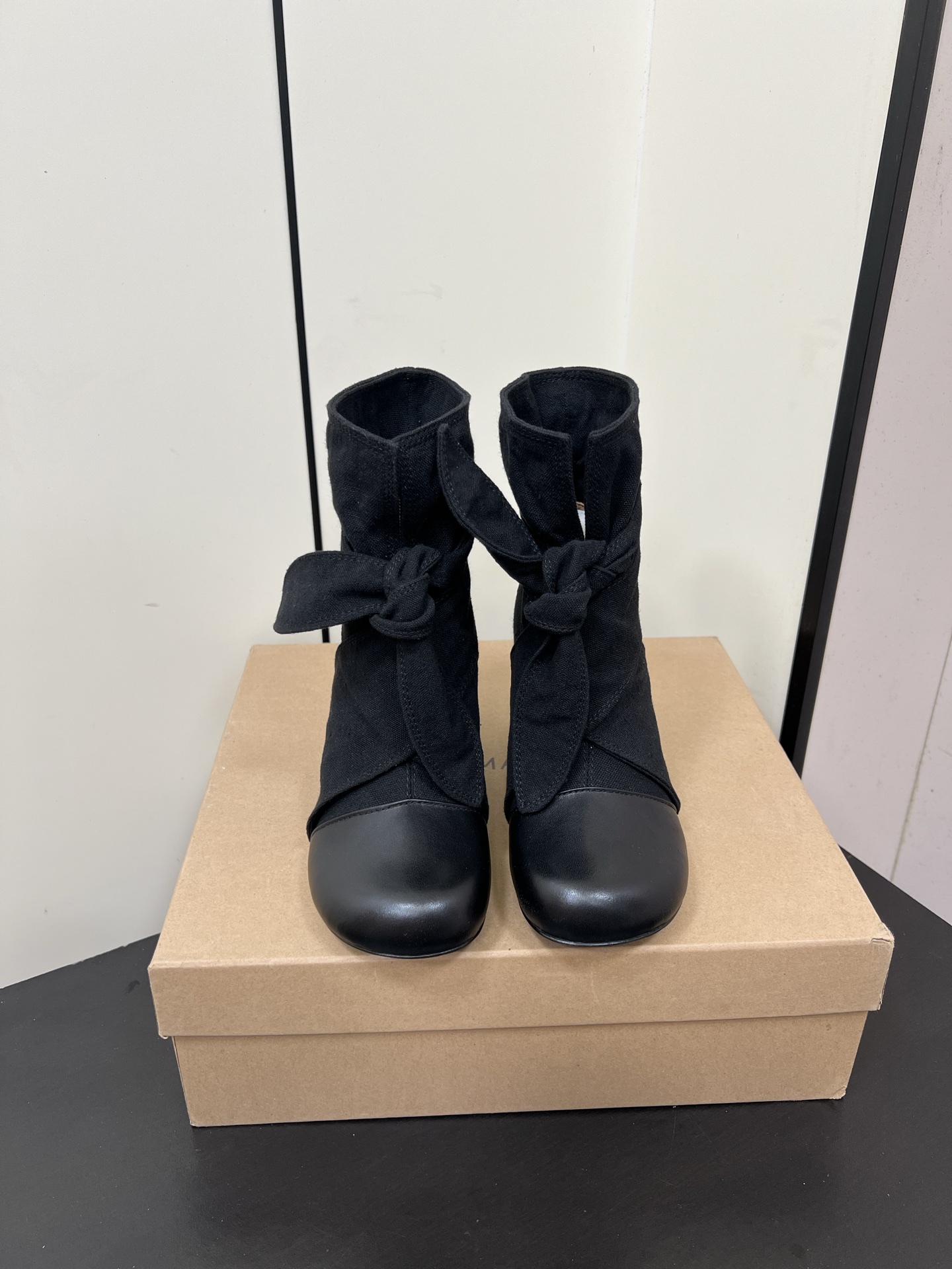 NO:466928,Lemaire Canvas with a thick heel bow tie in autumn and winter, simple and high-end short boots, this pair of hot and explosives, is so beautiful!  Very simple and casual, low-key and tasteful, exuding a charming temperament everywhere!  I really like a pair of high-end and practical shoes that are expressed in this casual and lazy way!  The upper is made of imported high-density canvas spliced ​​sheepskin, inner foot pad water dyed sheepskin, heel height 10cm, sole imported from Italy, original color genuine leather sole, size 35-40 (40 custom made without return), boots, boots, sheepskin, Leather soles19860909Lemaire 秋冬粗跟蝴蝶结帆布简约高级 短靴 这双热度直接爆炸啦 太好看的一双啦！极简随意,低调有品,处处散发着迷人的气质！ 一双高级又实用的好鞋用这种随意又慵懒的方式表达出来,我真的超级喜欢！ 鞋面采用进口高密度帆布拼接羊皮 内里垫脚水染羊皮 跟高10cm 鞋底意大利进口原色真皮大底 码数35-40（40定做不退换）,靴子,boots,sheepskin,Leather soles,Women's Shoes