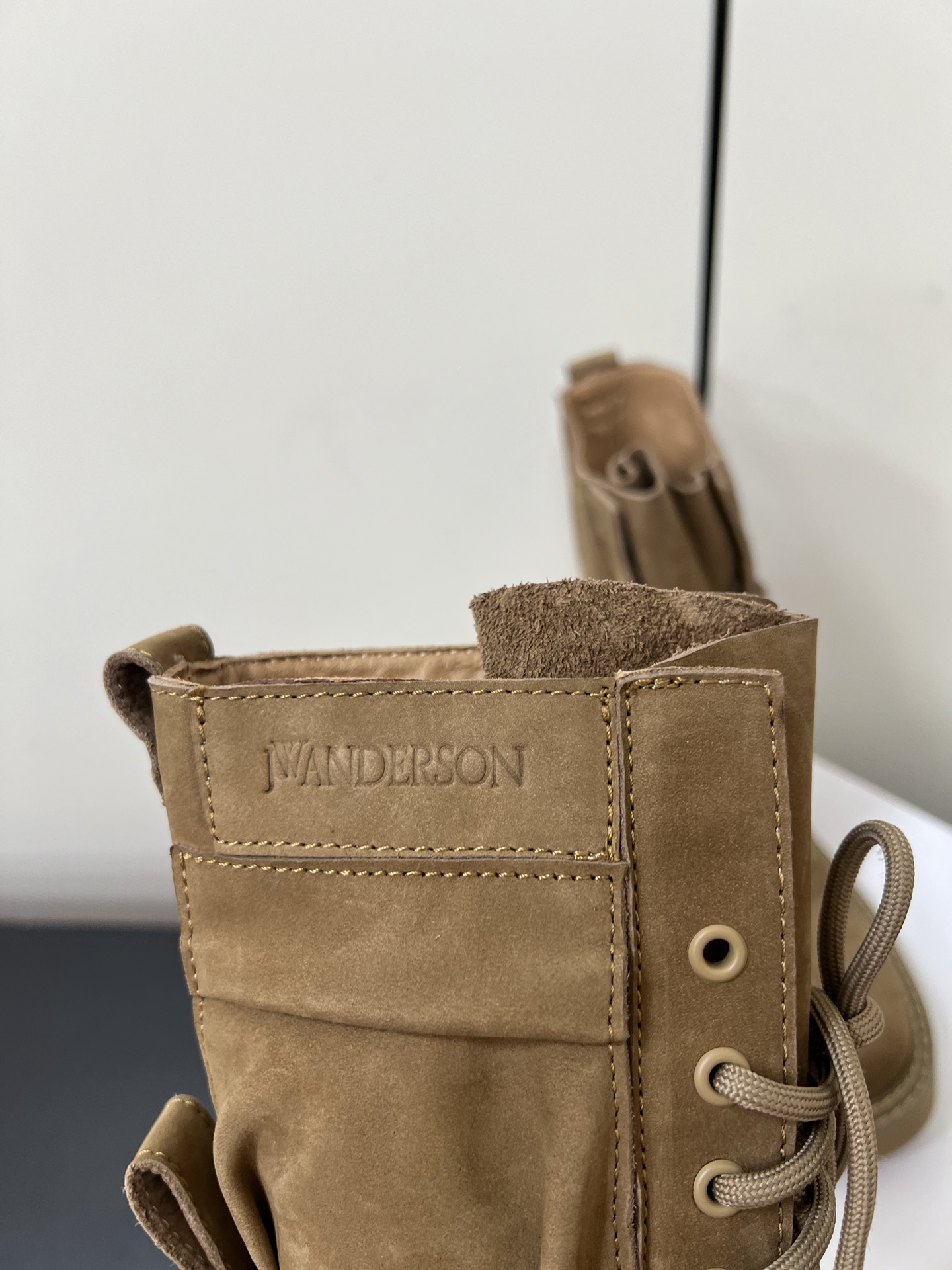 JW Anderson’s Unique British Worker Boots: Stylish and Versatile Designs - 图片 7
