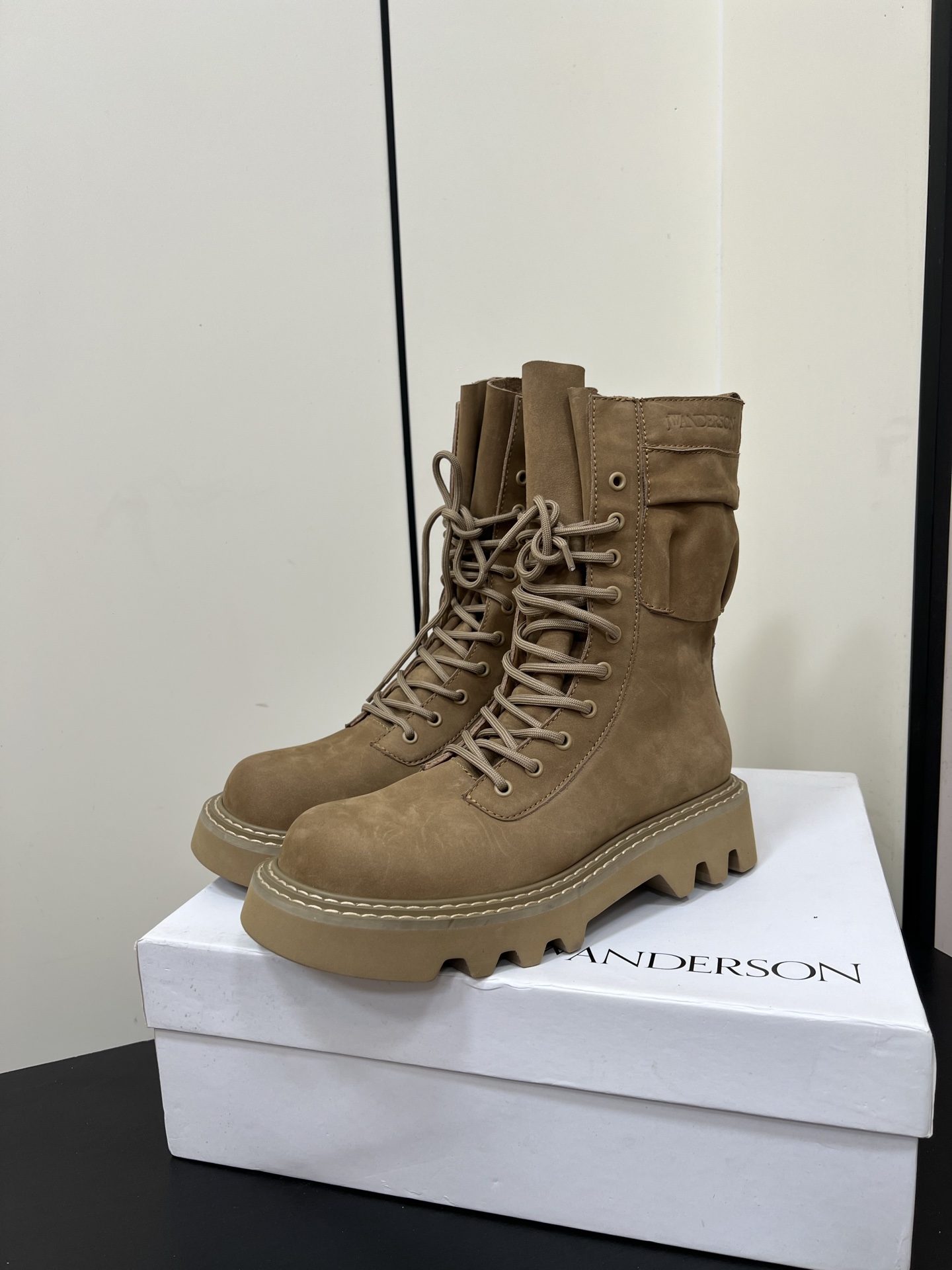 JW Anderson’s Unique British Worker Boots: Stylish and Versatile Designs - 图片 2