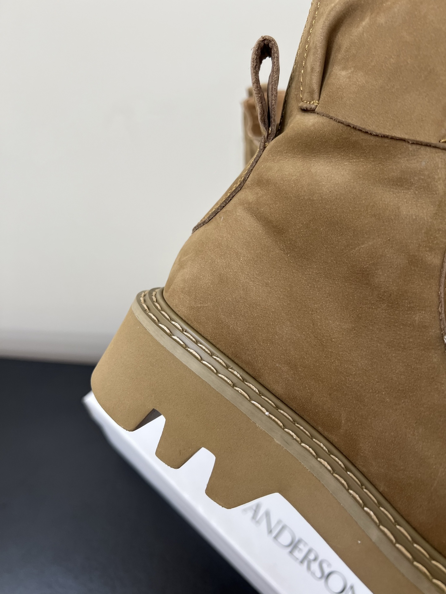 JW Anderson’s Unique British Worker Boots: Stylish and Versatile Designs - 图片 8
