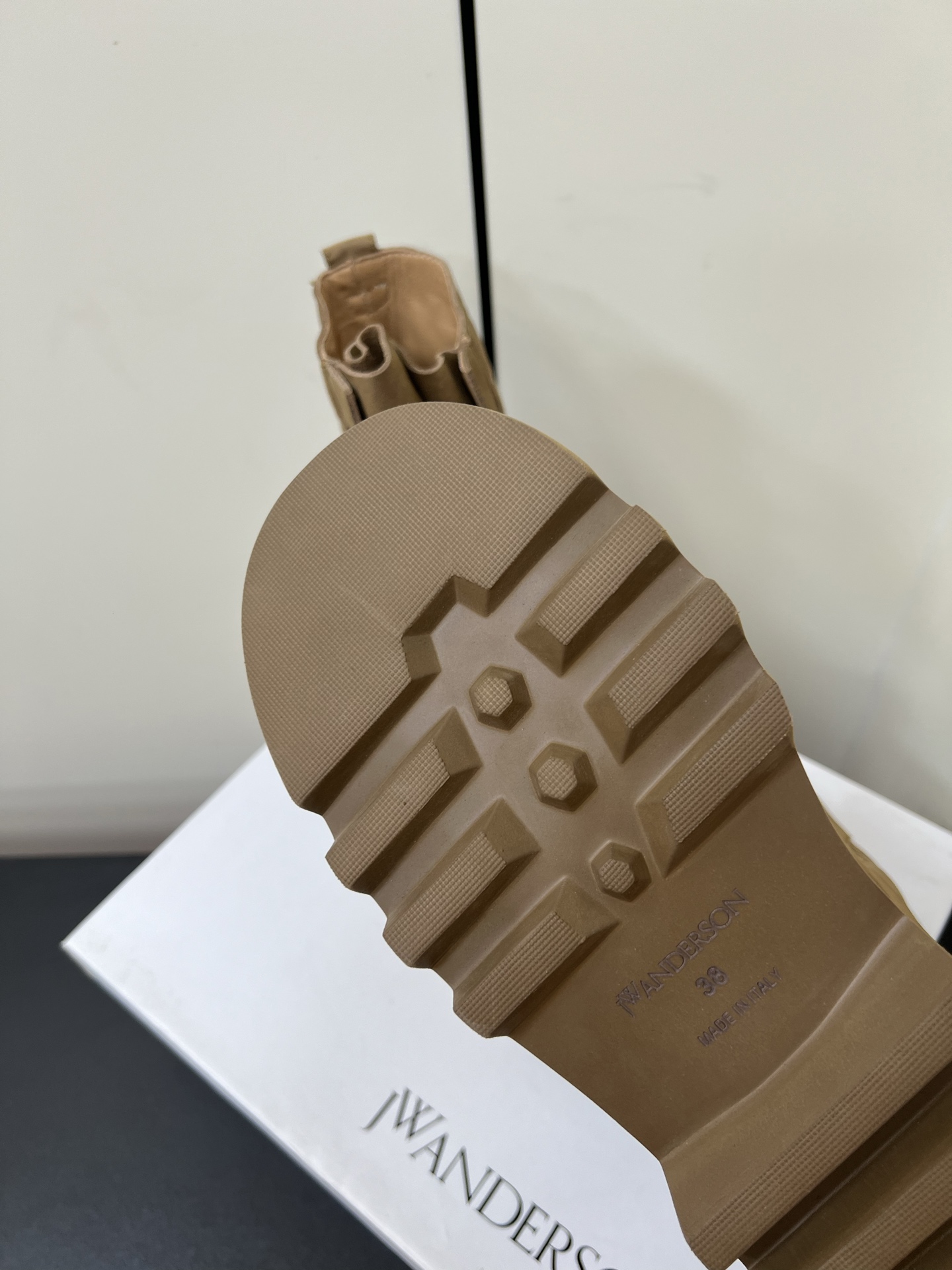 JW Anderson’s Unique British Worker Boots: Stylish and Versatile Designs - 图片 9