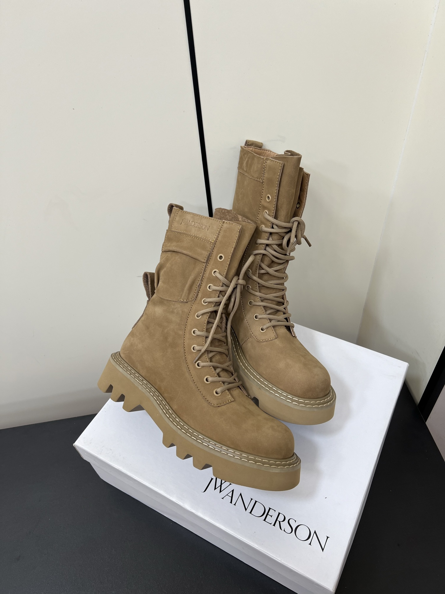 JW Anderson’s Unique British Worker Boots: Stylish and Versatile Designs - 图片 4