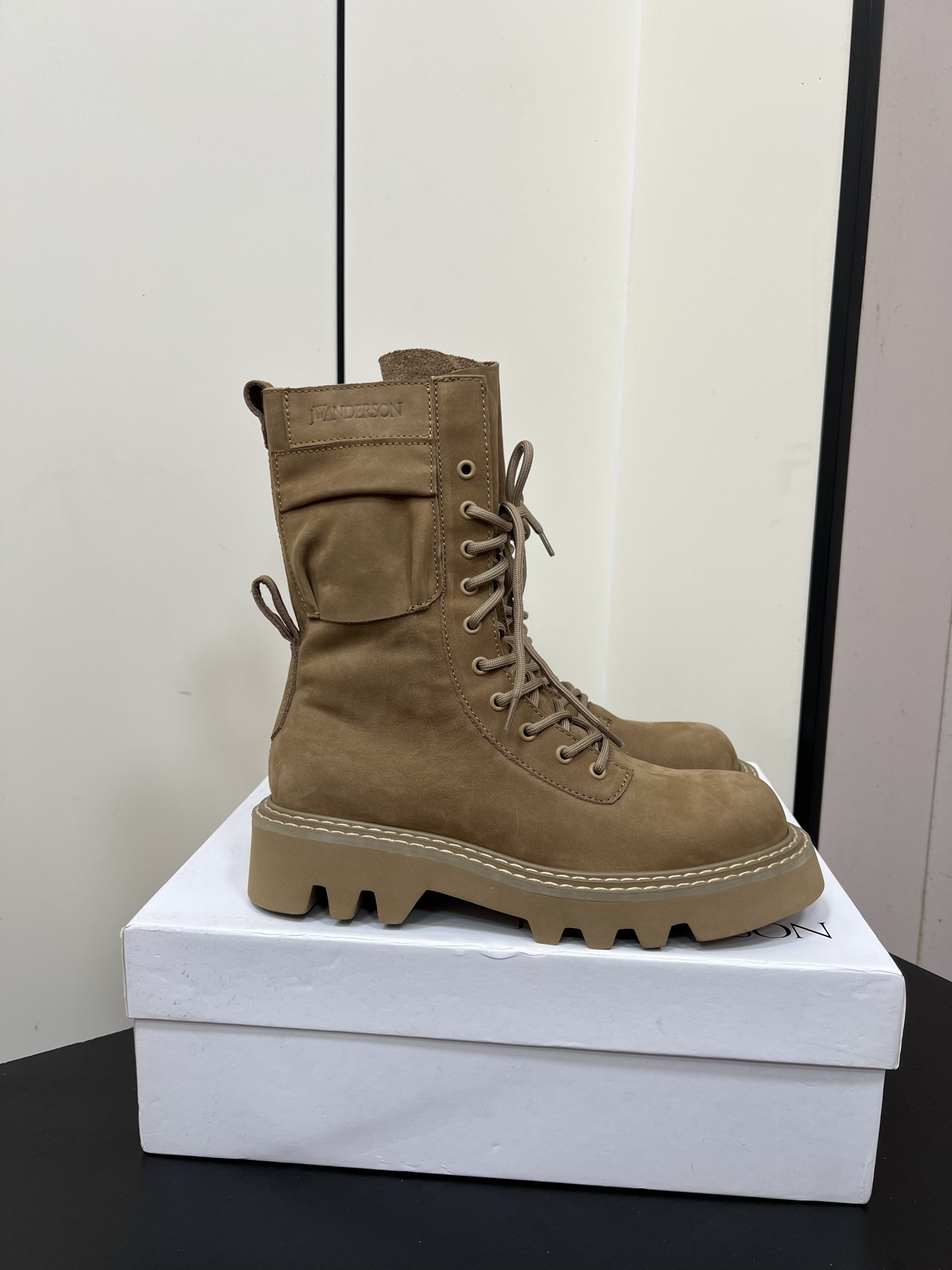 JW Anderson’s Unique British Worker Boots: Stylish and Versatile Designs - 图片 3