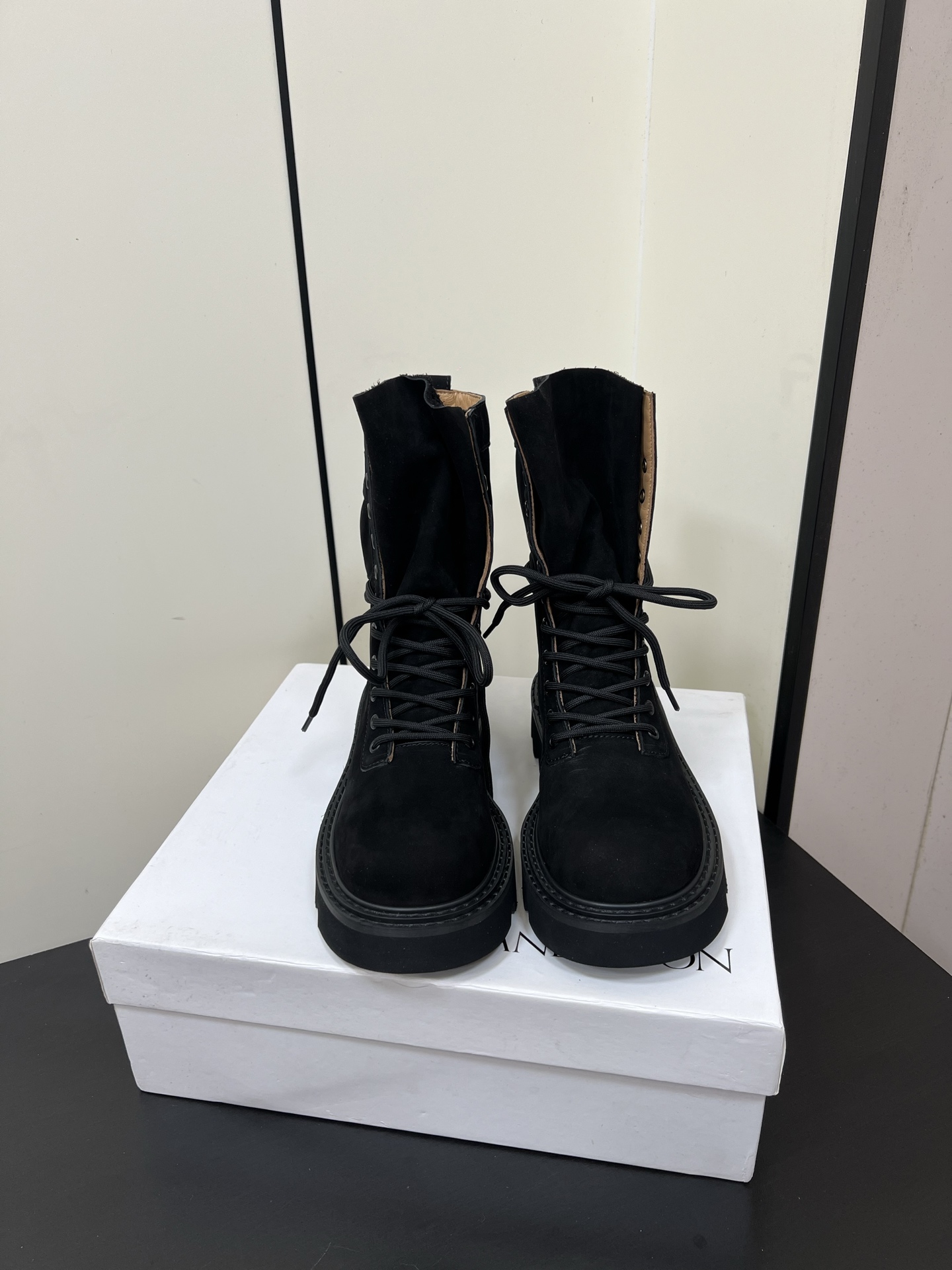 NO:440108,JWAnderson autumn and winter trendy brand new style British niche brand work boots, unique but not exaggerated design, not easy to collide, each shoe is enough to lead the trend, personality is an important sign for J.W. Inject modern genes, explore diverse personality attitudes, and feature two-color design and pad details. It is quite recognizable, extremely slim and high heels are vibrant, and it is full of fun and inspiration. It is definitely the first choice for autumn and winter matching items!  The upper is made of original imported reverse velvet cowhide leather, inner foot pad water dyed cowhide, Italian open mold rebound foam combination rubber outsole!  Number of codes: 35-40 (40 custom made without return) with original packaging, boots, boots, cowhide19860909JWAnderson秋冬潮牌新款 英国小众品牌工装靴 ,独特而不夸张的设计、不易撞款、每款鞋子都足以引领潮流、个性是J.W.的重要标示注入摩登基因 、探寻多元个性态度、以双色设计与衬垫细节为特色 颇具辨识度、极细高跟活力碰撞 玩趣灵感足间尽现 绝对是秋冬搭配单品首选！ 鞋面采用原版进口反绒牛皮 内里垫脚水染牛皮 意大利开模回弹发泡组合橡胶大底！ 码数:35-40(40定做不退换) 配原版包装,靴子,boots,cowhide,Women's Shoes