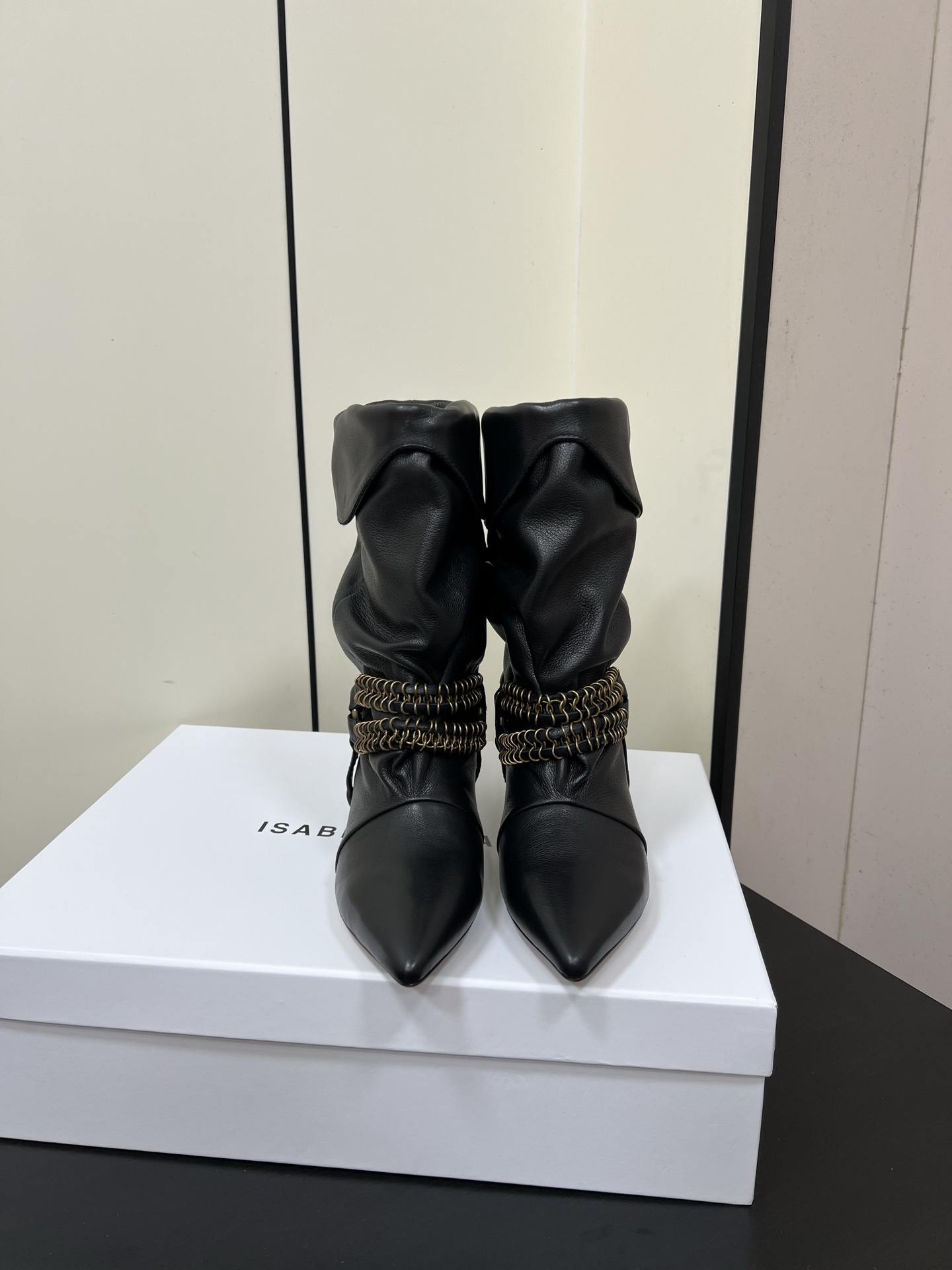 NO:440121,Isabel Marant 25ss Autumn and Winter pleated low-heeled boots are rare little boots that make me shine. As soon as I get on my feet, I am conquered by its texture. The pleated design is lazy and casual and has ingenious ideas. It is matched with snap buckles. The ring at the shoelaces is a free soul. Wear it from the city trail to the country trail. The folds sway gently with the pace. It has a sense of breathing when walking. There is no pressure when entering and exiting the counter. At a glance, beautiful Western boots. Lazy French. Soft and comfortable. A super comfortable one. Cat heel is not tired. Super easy to wear. Cowhide, inner cowhide, leather soles. Size35-42 (40.41.42 custom-made, non-return and exchange), boots, boots, cowhide, Leather soles19860909Isabel Marant 25ss秋冬褶皱低跟短靴 难得让我眼前一亮的小靴子 一上脚就被它的质感征服了 褶皱设计慵懒随性又藏着巧思 搭配按扣开合 鞋带处的圆环 是自由的灵魂 穿上它从城市步道到郊野小径 褶皱随着步伐轻轻晃动 走路时都自带呼吸感 进出专柜无压力 一眼心动 貌美西部战靴 慵懒法式 软糯舒适 超舒服的一款 猫跟暴走不累 超好穿 鞋面牛皮 内里牛皮 大底真皮大底 Size35-42（40.41.42定制不退换）,靴子,boots,cowhide,Leather soles,Women's Shoes