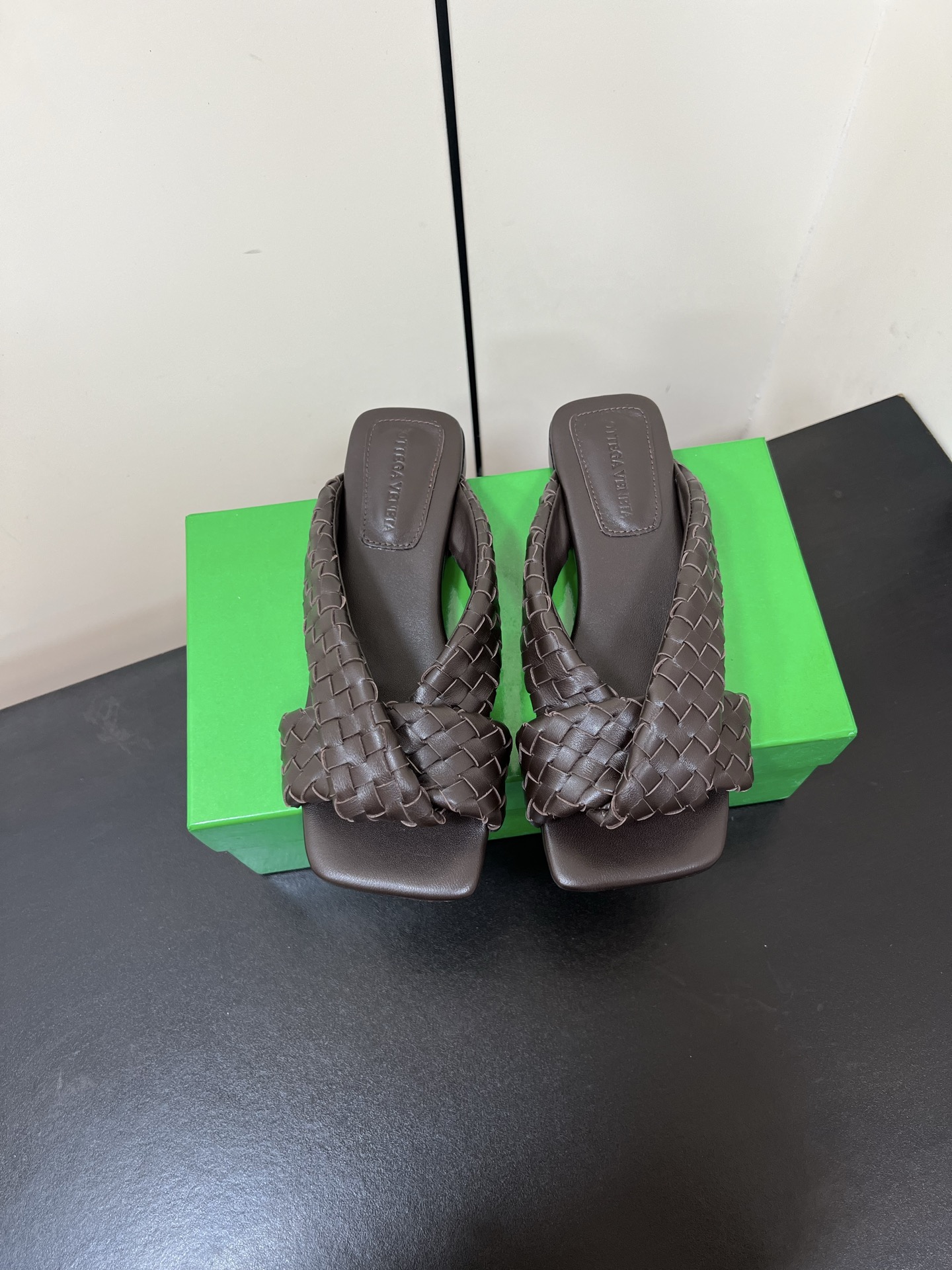 NO:440094,Bottega veneta BV new woven high-heeled muller slippers cleverly blend classic weaving technology with fashionable slipper styles. The unique kink upper design is casual and refined, and the stiletto heels add elegant temperament. Whether it is matched with a simple dress or a unique wide-leg pants, it can easily enhance the fashion of the shape and get out of your unique style. The upper uses original imported sheepskin, inner sheepskin, original injection molded genuine leather injection molded outsole heel height 8.5/5.5/flat sole) Size: 35-42 (40.41.42 custom-made without return and exchange), high heels slippers, bottega veneta, bottega veneta, high heels, slippers, skirts, sheepskin19860909Bottega veneta BV新款编织高跟穆勒拖鞋 将经典编织工艺与时尚拖鞋款式巧妙融合.独特的扭结鞋面设计,随性又不失精致感,细高跟增添优雅气质.无论是搭配简约连衣裙,还是个性阔腿裤,都能轻松提升造型的时尚度,走出属于你的独特风格 . 鞋面采用原版进口羊皮 ,内里羊皮 ,原版注塑真皮注塑大底 跟高8.5/5.5/平底） Size:35-42（40.41.42定制不退换）,高跟鞋拖鞋,bottega veneta,bottega veneta,high heels,slippers,skirts,sheepskin,Women's Shoes