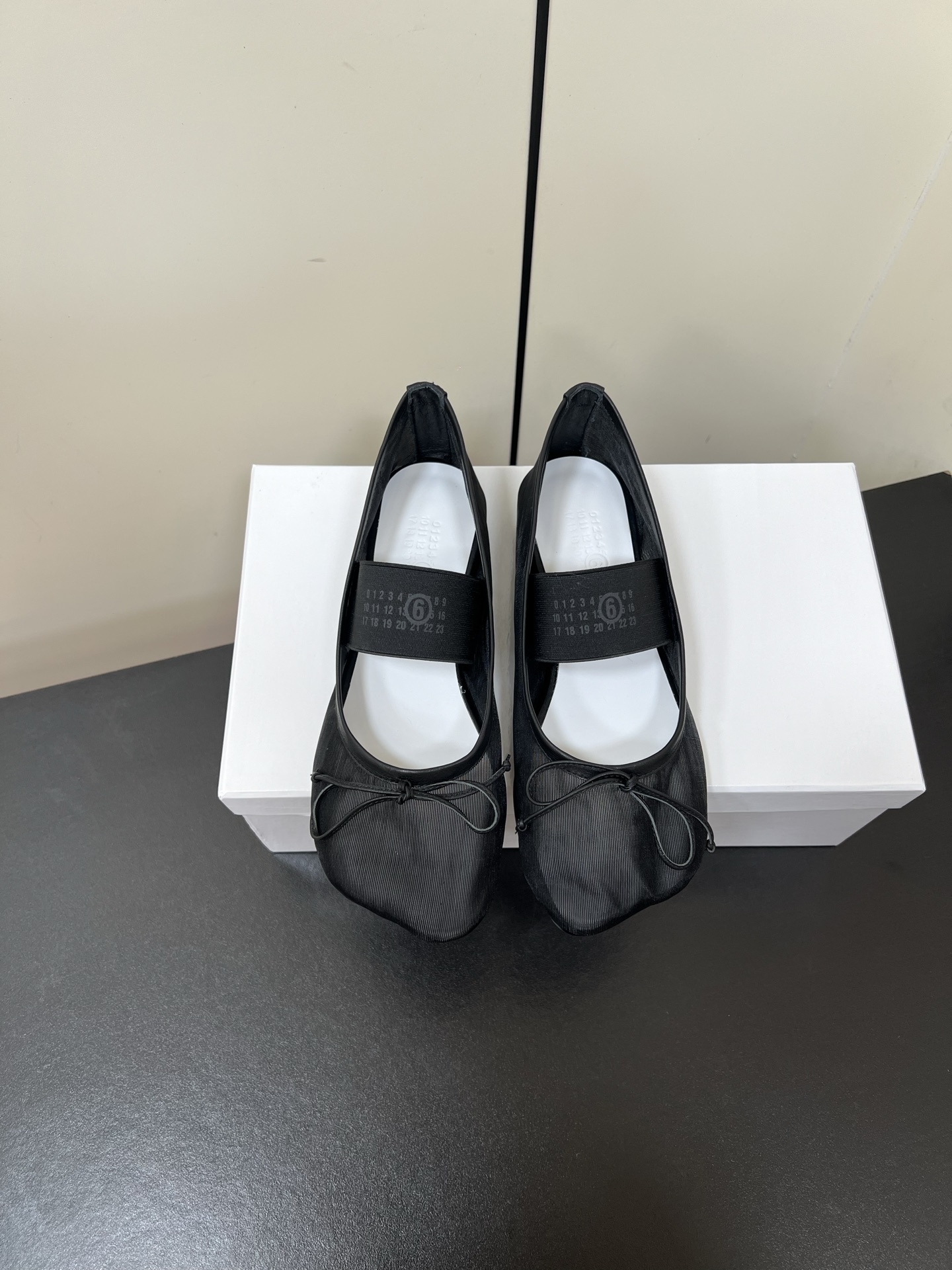 NO:440080,Maison Marginala MM6 early spring new thick-heeled apple-toe high-heeled semi-wheeled mules Maison Marginala designer is so talented. He uses thick heels as a design element to create shoes. Single shoes are capable and exquisite. Semi-traveled paired with short skirts. Sexy and personalized. Fabric.net.net. Original molded heel. Italian imported leather soles. Heel: 1.5cm. Size: 35-40 (40. Custom made no return or exchange), ballet shoes, masion margiela,masion margiela,skirts,Leather soles19860909Maison Marginala MM6初春新品粗跟苹果头高跟半拖穆勒鞋 马吉拉设计师太有才了 采用粗跟作为设计元素打造鞋品 单鞋干练精致 半拖搭配短裙 性感个性 面料网 内里网 原版开模鞋跟 意大利进口真皮大底 鞋跟: 1.5cm 码数:35-40（40.订做不退不换）,芭蕾舞鞋,masion margiela,masion margiela,skirts,Leather soles,Women's Shoes