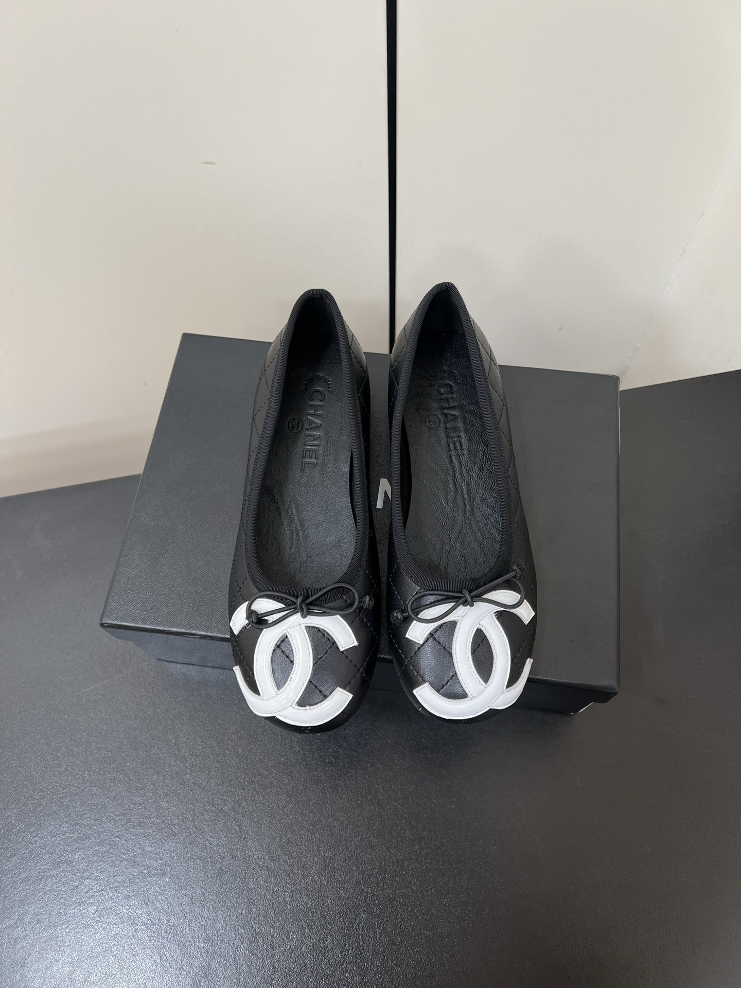 NO:446517,Chanel 25 new Bow Ballet Doll Shoes, Xiaoxiang’s original 1:1 replica, classic among classics, whether paired with pants or skirts, the small round head design is very good to modify the foot shape, a must-have for little fairies!  The upper is made of imported sheepskin, the inner top mixed-bred sheepskin, original mold opening sole, size 35-39 (customized by 40/41), ballet shoes, chanel, chanel, skirts, sheepskin19860909Chanel香奈儿25新品蝴蝶结芭蕾舞娃娃鞋 小香原版1:1复刻 经典中的经典 无论搭配裤装还是裙装都是完美 小圆头的设计很好的修饰脚型 ,小仙女们必备！ 鞋面采用进口羊皮 内里顶级混种羊皮 原版开模大底 码数 35-39（40/41定制）,芭蕾舞鞋,chanel,chanel,skirts,sheepskin,Women's Shoes