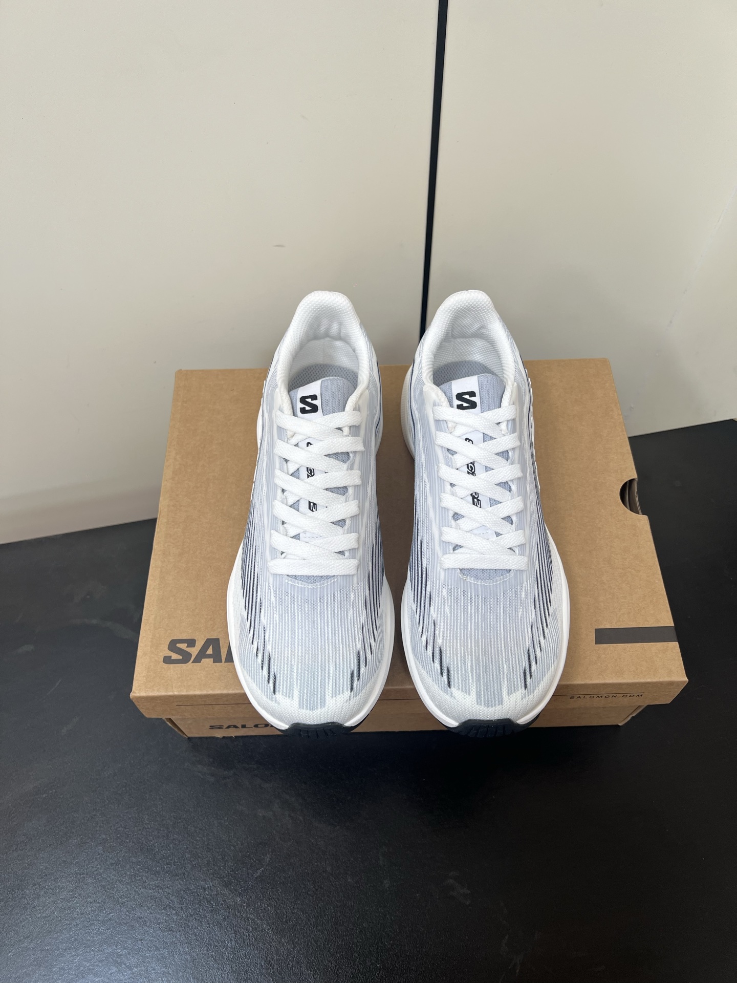 NO:440064,Salomon SPECTUR 2 continues the classic design of Salomon, equipped with energyBLADE technology and energyFOAM cushioning system. Every step is like stepping on a spring, light and comfortable!  Whether it is marathon or daily training, it can be easily controlled. It is versatile to wear. This pair of shoes is not only suitable for sports, but also has no pressure when going out on the street every day!  It can be easily held with sweatpants, jeans, and even short skirts!  Beautiful & neon color matching makes your outfit full of vitality instantly. The engineering mesh is decorated with bright colors, bringing a strong sense of speed impact. Size 35-45 (for women 40 men 45 customized, non-return and exchange), casual shoes/sports, sneakers, skirts, jeans19860909Salomon SPECTUR 2延续了萨洛蒙的经典设计,搭载energyBLADE 技术和 energyFOAM缓震系统,每一步都像踩在弹簧上,轻盈又舒适！无论是马拉松还是日常训练,它都能轻松驾驭. 穿搭百搭 这双鞋不仅适合运动,日常出街也毫无压力！搭配运动裤、牛仔裤,甚至是短裙,都能轻松 hold住！靓丽&霓红的配色,让你的穿搭瞬间充满活力. 工程网面配合亮色点缀、带来很强的速度冲击感. 码数35-45（女40男45定制不退换）,休闲鞋/运动鞋,sneakers,skirts,jeans,Women's Shoes