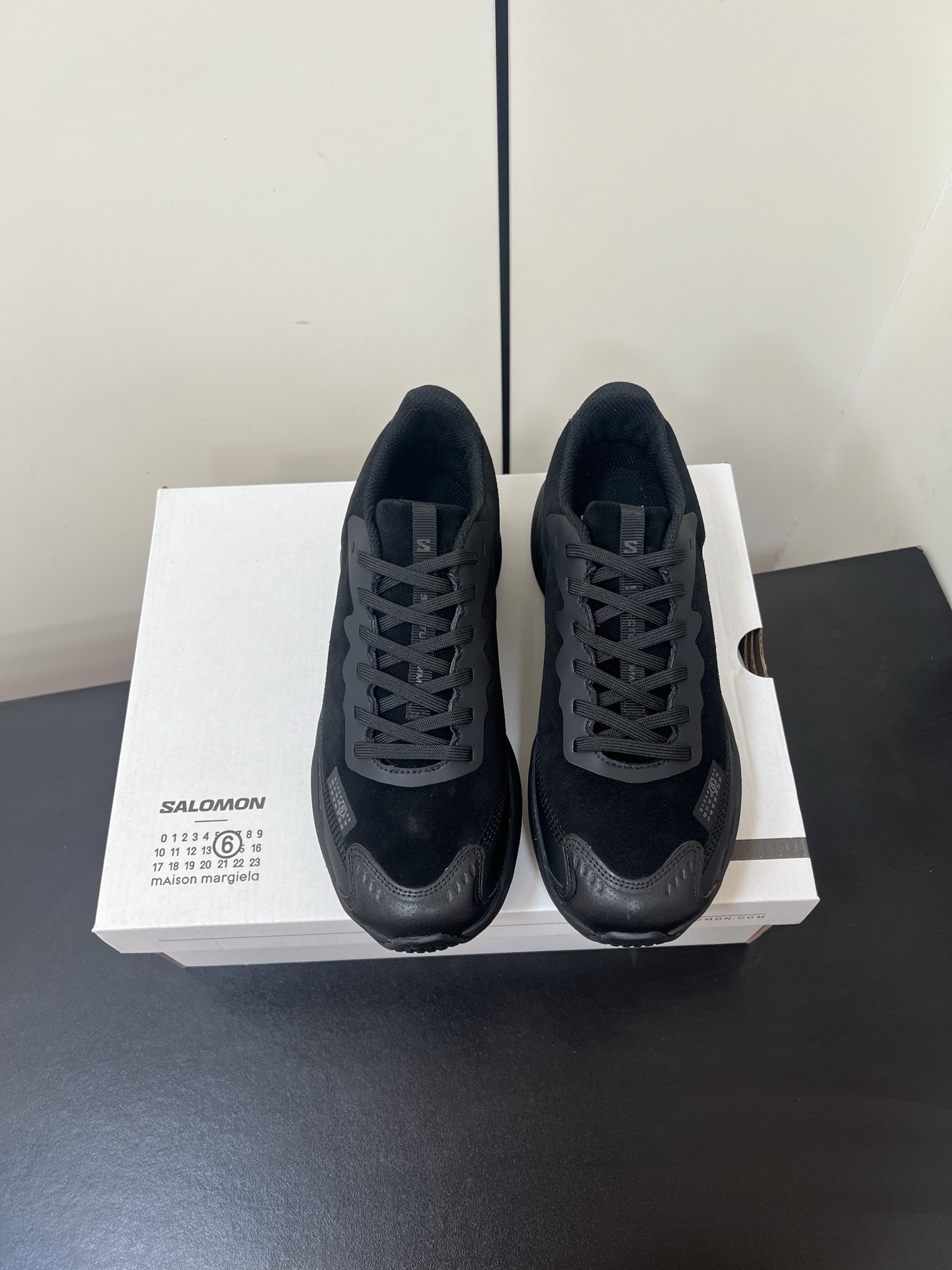 NO:440054,Leather MM6 x SALOMON - Spectur Maison Outdoor Running Shoes Many celebrity fashion bloggers plant grass Super popular outdoor series The 25 spring and summer series shoes jointly developed by Margiela and SALOMON are based on the road running shoes Spectur 2. The upper is made of large hole mesh material with the same color pressing and cutting sheet. The side of the shoe has both brand logos, covering polyester fiber, polyurethane, rubber, etc.; it is equipped with full-length carbon fiber board Energy Blade and Energy Foam cushioning system, with thick and widened rear palm, combining propulsion, cushioning rebound and stability sole super light Original foamed sole Size35-45 (for women 40 men 45 custom-made, no return or exchange), casual shoes/sports shoes, masion margiela, sneakers19860909皮面MM6 x SALOMON萨洛蒙 - Spectur Maison 户外 跑步鞋  超多明星时尚博主种草 超火的户外系列 Margiela与SALOMON合作的25春夏系列鞋款,以公路跑鞋Spectur 2为基础,鞋面采用大孔网眼材质搭配同色系压胶与裁片,鞋侧有双方品牌标识,材质涵盖聚酯纤维、聚氨酯、橡胶等；它搭载全长碳纤维板Energy Blade与Energy Foam缓震系统,后掌加厚加宽,兼具推进力、缓震回弹与稳定性鞋底超级轻 原版发泡大底 Size35-45（女40男45定制不退换）,休闲鞋/运动鞋,masion margiela,sneakers,Women's Shoes