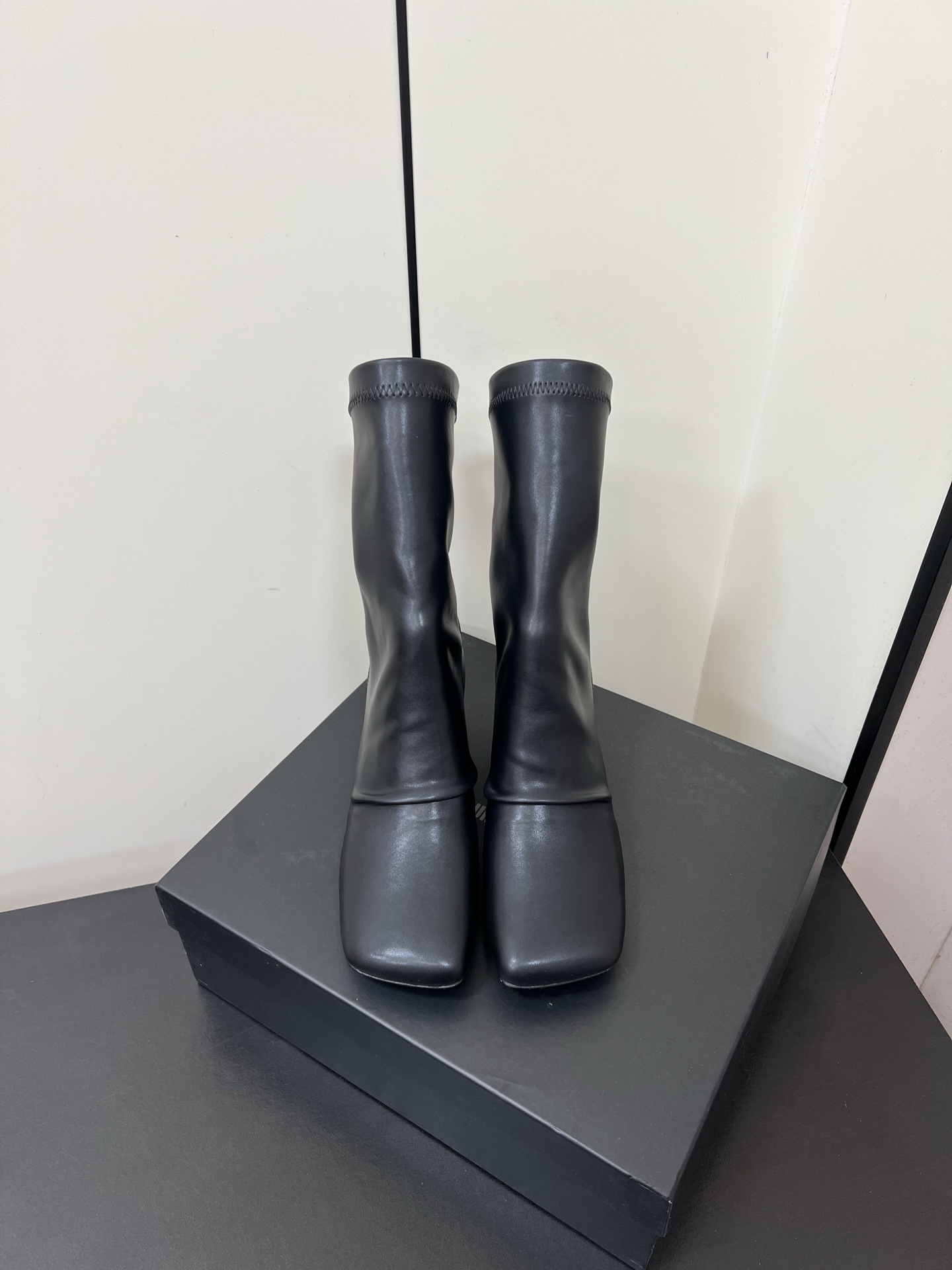 NO:466982,Umawang is coming!  Retro elastic boots, all the counters are out of stock. The difficulty is as difficult to buy as guidi, super soft and comfortable, and it is also particularly age-reducing. It has a strong sense of ballet art and is full of fairy spirit. Uma Wang is strongly recommended. Retro old boots. Handmade shoes require the taste. The upper uses imported elastic PU. Original open-molded sole. Size#35-40 (40 custom made without return or exchange), boots, boots.19860909Umawang来袭！复古弹力靴 专柜一上全部断货 难买程度堪比guidi稀有,超级软上脚超级舒服,还特别减龄,浓浓的芭蕾舞艺术气息,仙气十足 强推Uma Wang 复古做旧靴 手工鞋要的就是味道 鞋面采用进口弹力PU 原版开模大底 Size#35-40（40订做不退换）,靴子,boots,Women's Shoes