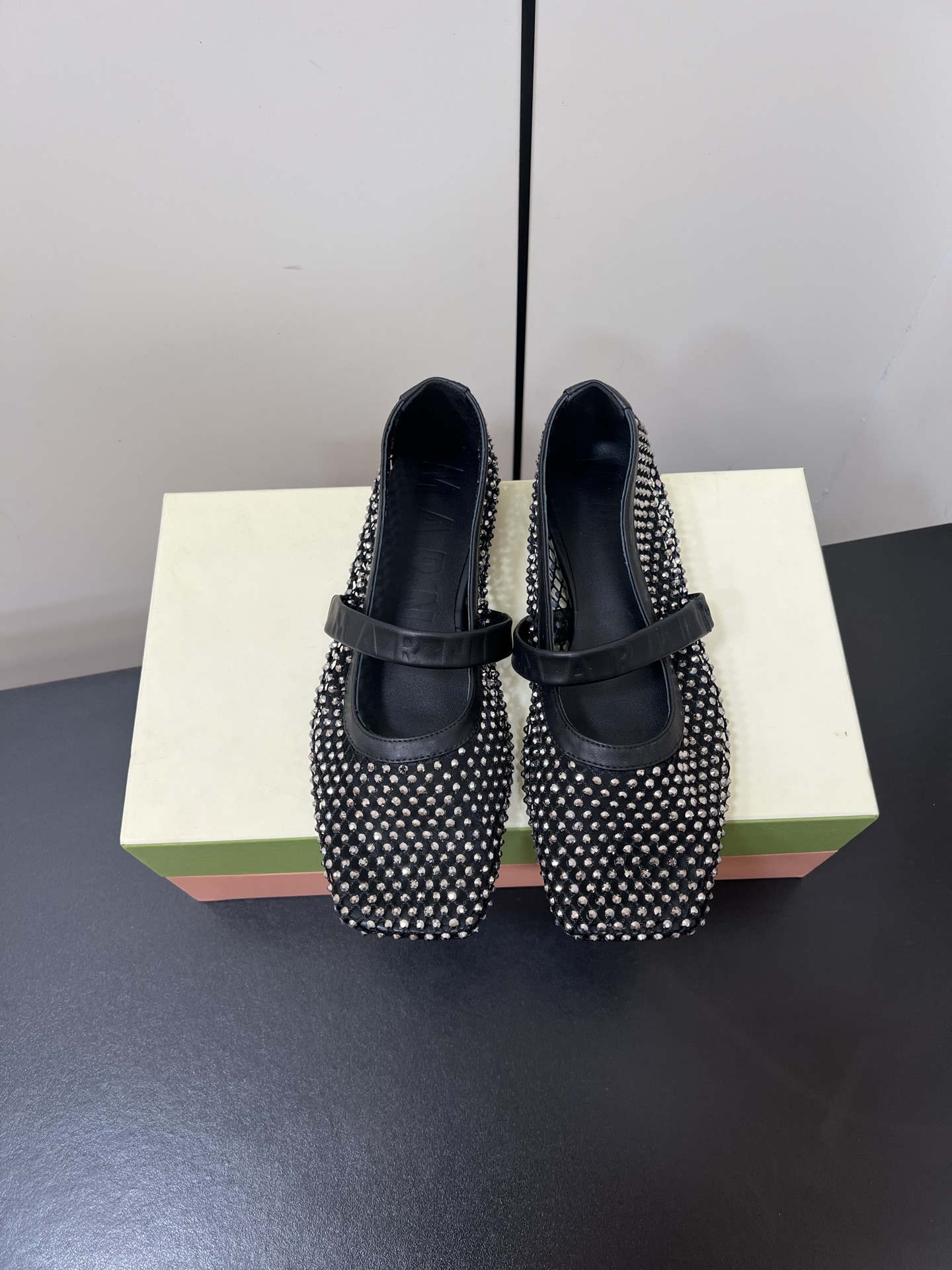 NO:536834,Marni 25ss Spring and summer new style, mesh diamond square head flat shoes, light and breathable, summer relaxed aesthetic, breathable mesh surface, sun and moon light pouring, interwoven with a faint sense of translucent aesthetic, mesh design, full breathable, not stuffy, square head design releases toe space, buckle design, no need to worry about heeling loss when running, original custom mesh diamond, water dyed sheepskin, outsole, leather soles19860909Marni 25ss 春夏季新款 网钻方头平底单鞋 轻盈透气 夏日松弛美学透气网面日月光倾泻 交织出若隐若现的透感美学 网面设计 呼吸感拉满 透气不闷热 方头设计释放脚趾空间 搭扣的设计加持跑步都不用担心掉跟问题 材质原版定制网钻 内里水染羊皮 大底真皮大底 Size#35-40（40 订做不退换）,单鞋,marni,sheepskin,Leather soles,Women's Shoes