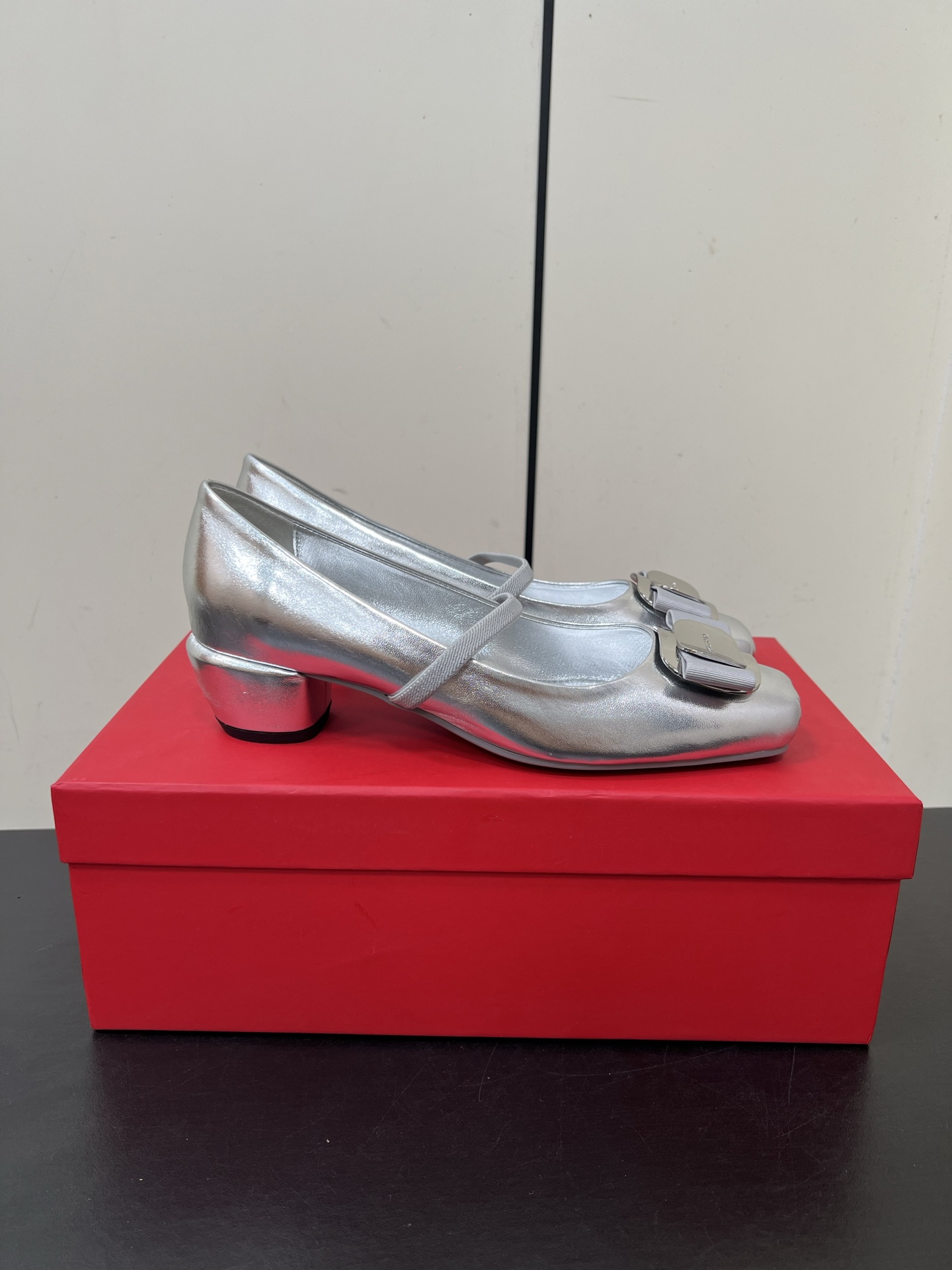 New Fragamo Ballet Shoes: Elegant Mary Jane Style with Butterfly Details - 图片 5