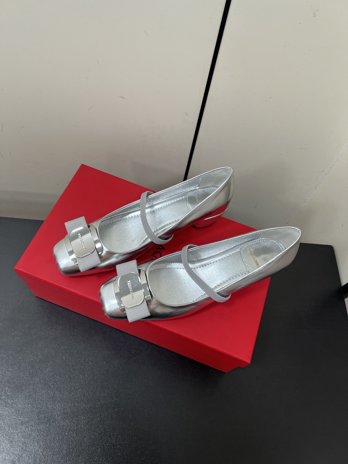 New Fragamo Ballet Shoes: Elegant Mary Jane Style with Butterfly Details - 图片 4