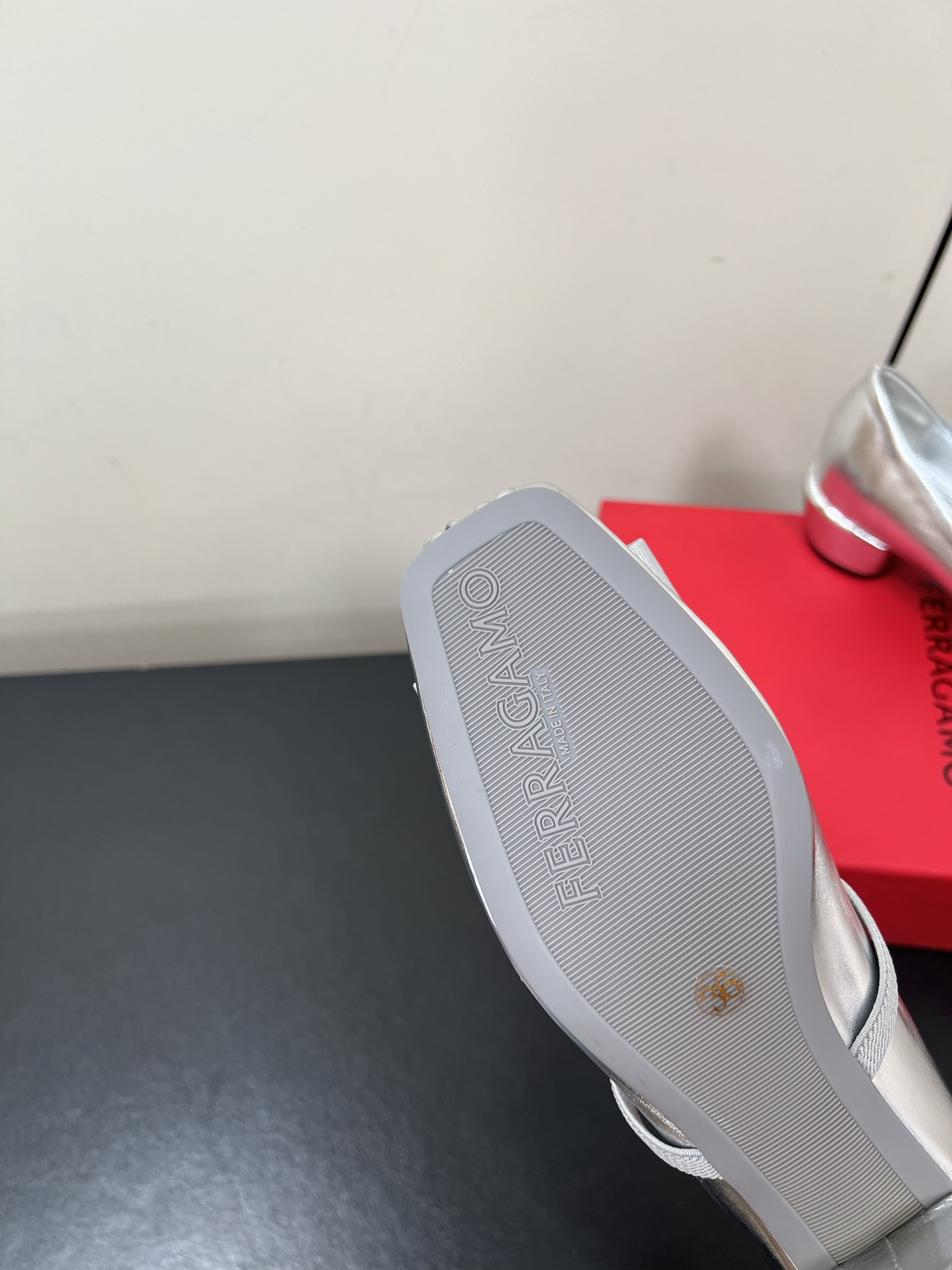 New Fragamo Ballet Shoes: Elegant Mary Jane Style with Butterfly Details - 图片 9