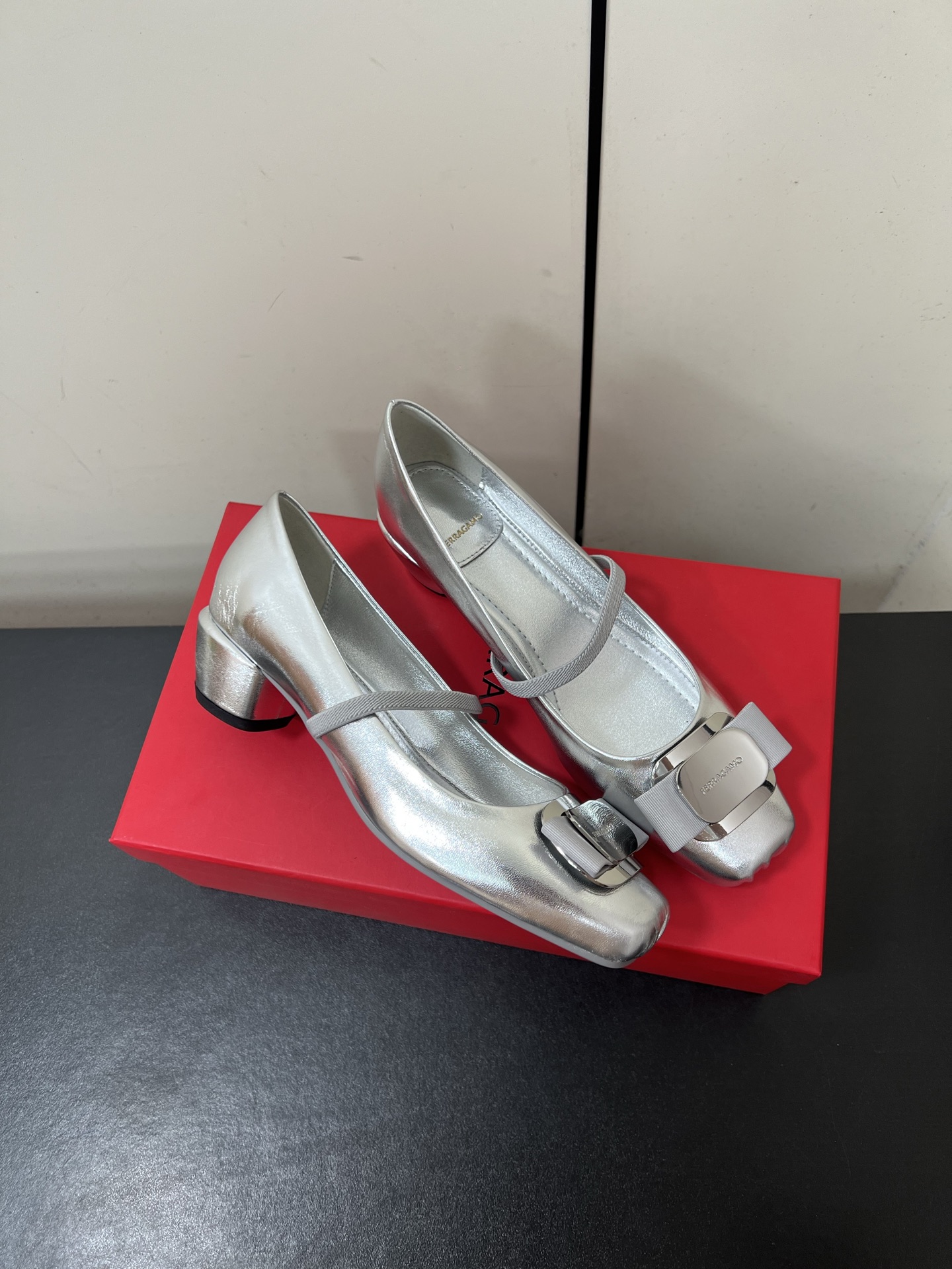 New Fragamo Ballet Shoes: Elegant Mary Jane Style with Butterfly Details - 图片 1