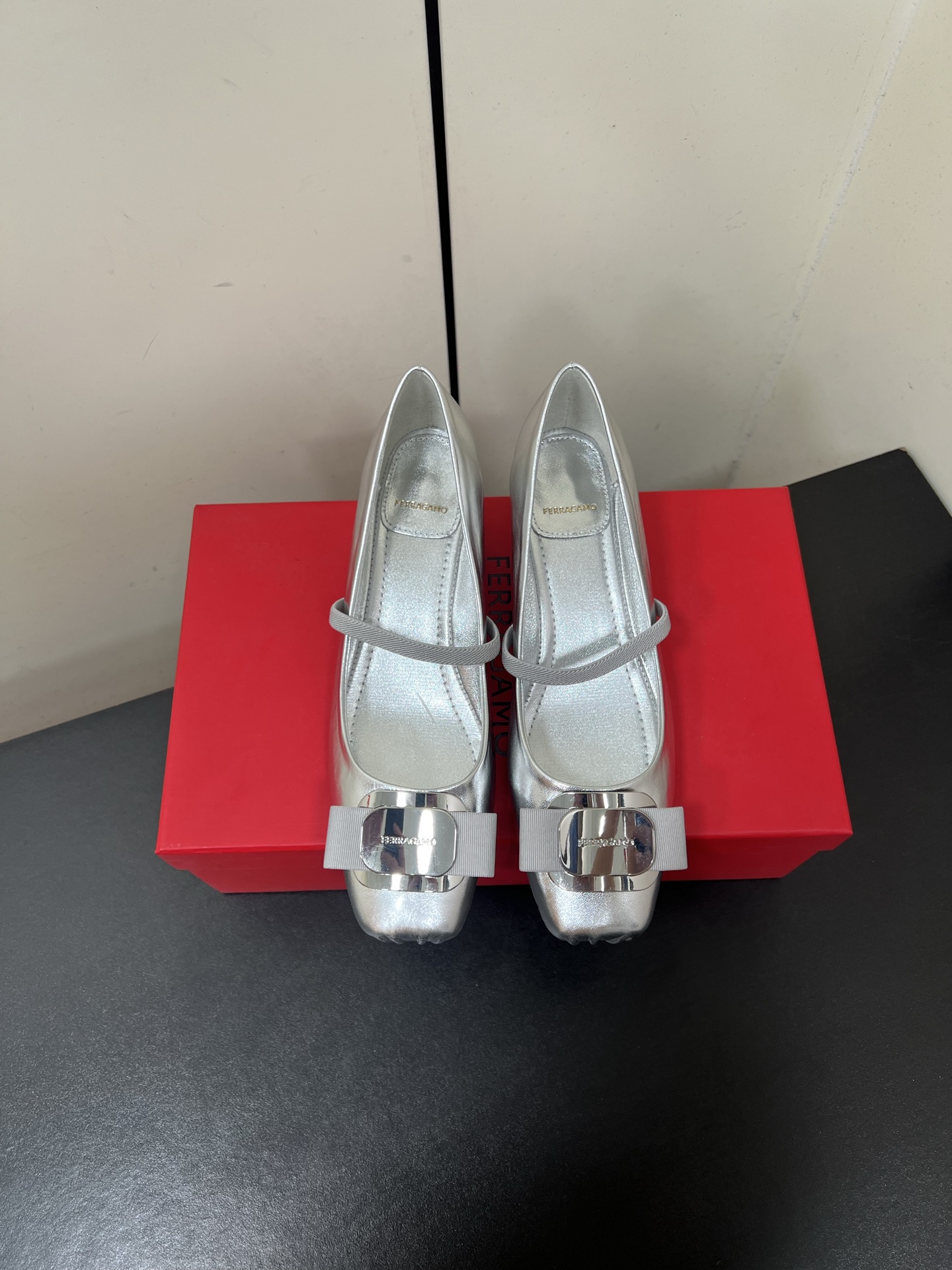 New Fragamo Ballet Shoes: Elegant Mary Jane Style with Butterfly Details - 图片 2