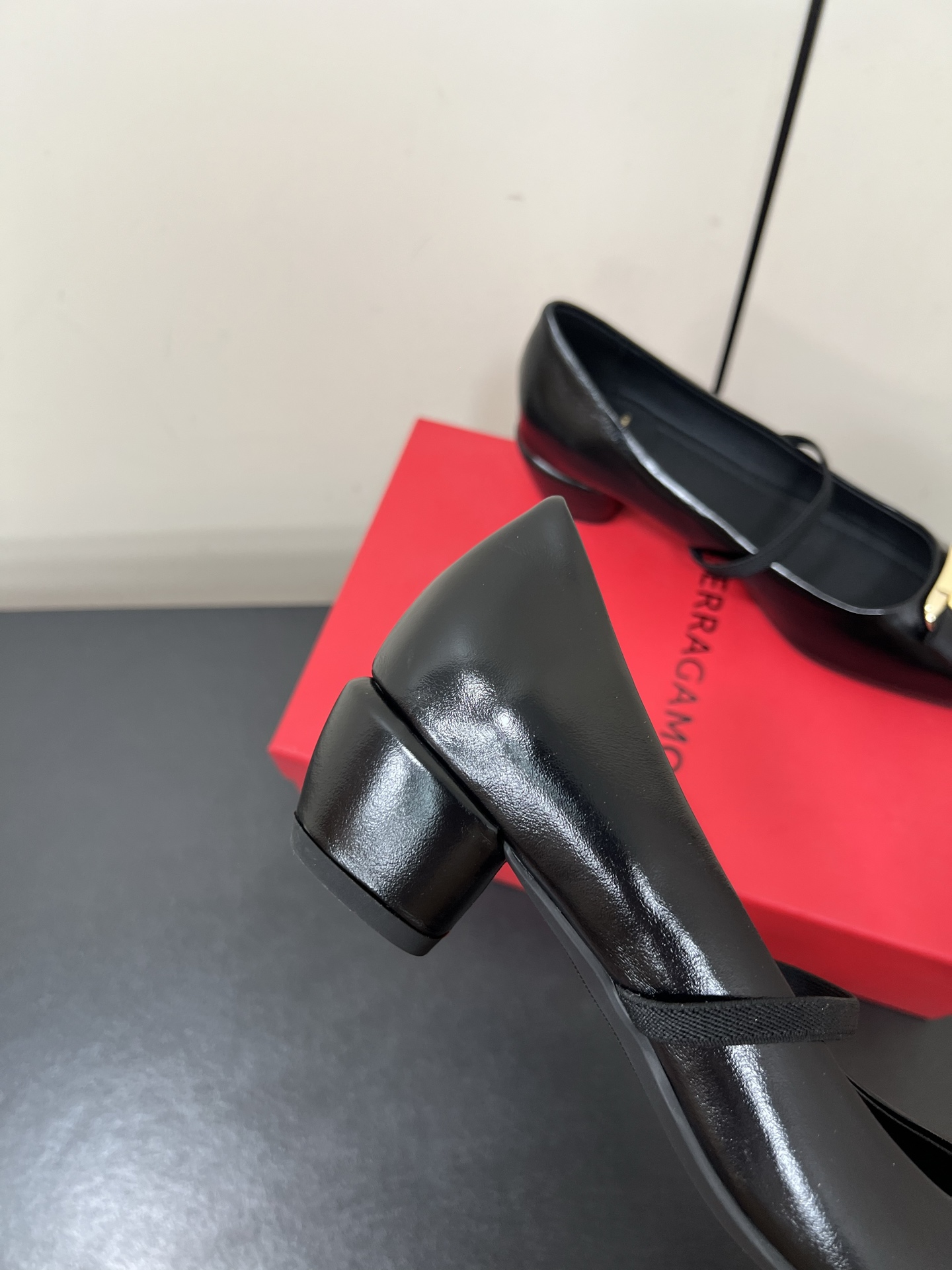 New Fragamo Ballet Shoes: Elegant Mary Jane with Butterfly Details - 图片 8