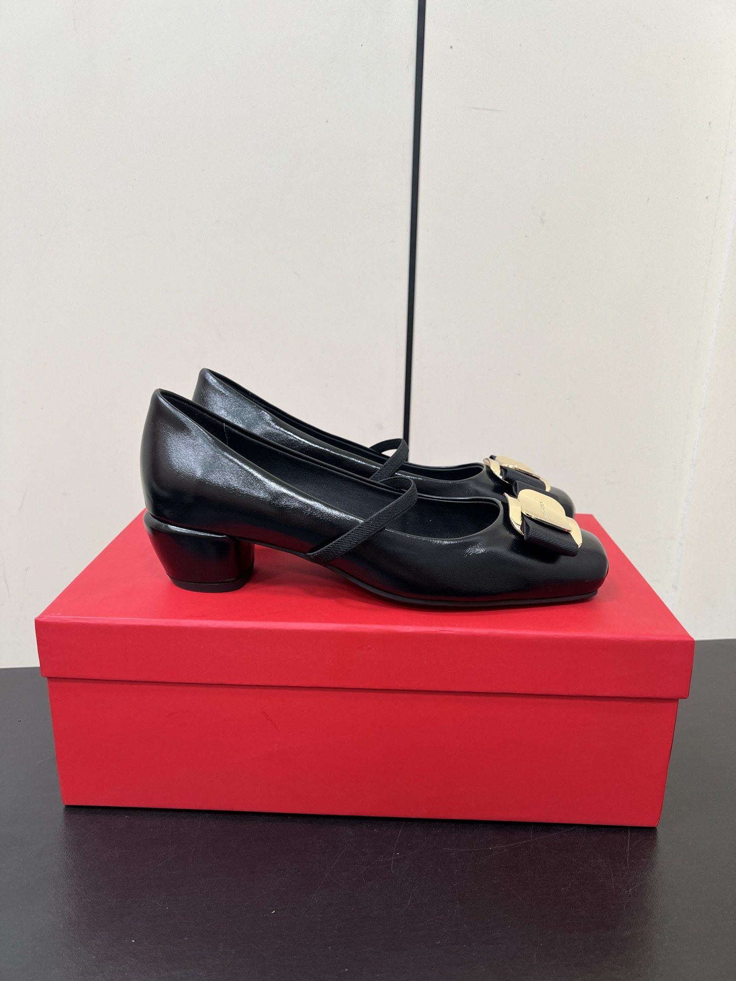 New Fragamo Ballet Shoes: Elegant Mary Jane with Butterfly Details - 图片 5
