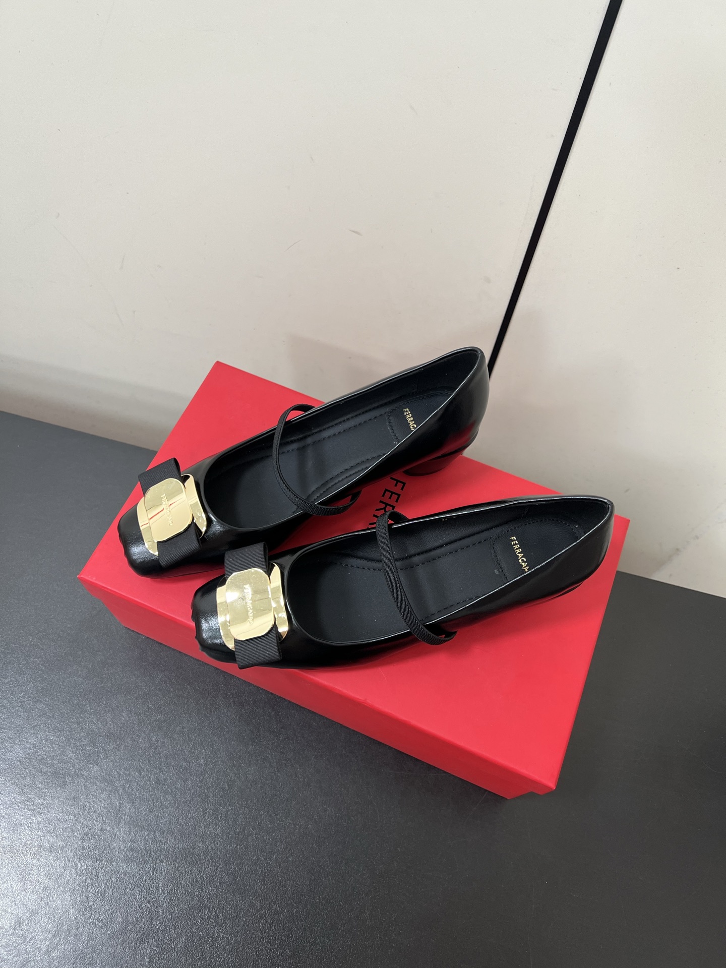 New Fragamo Ballet Shoes: Elegant Mary Jane with Butterfly Details - 图片 4
