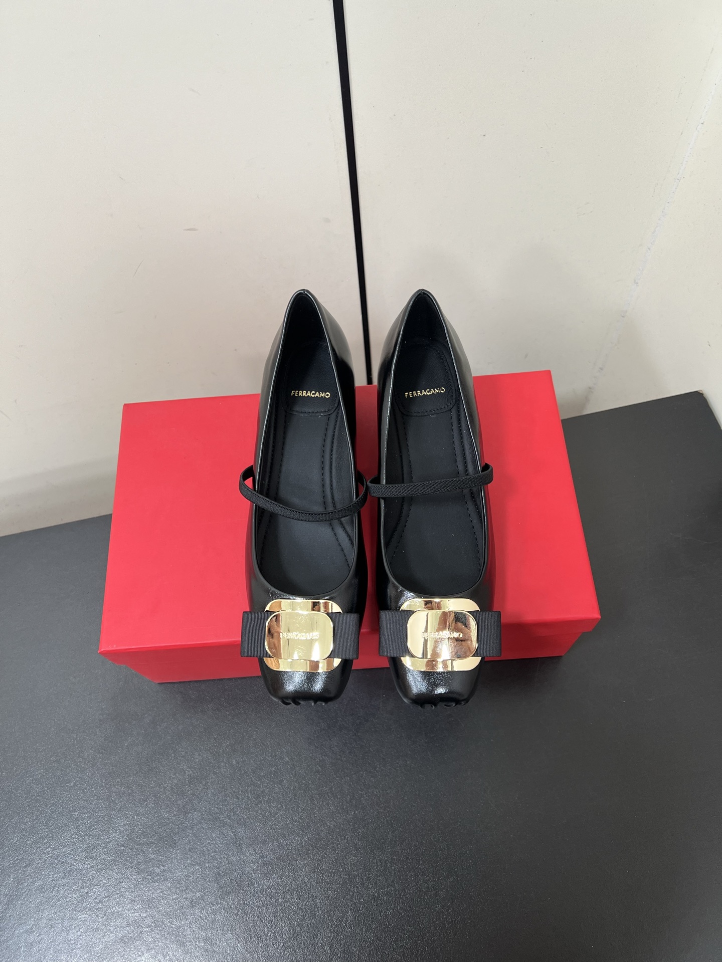 New Fragamo Ballet Shoes: Elegant Mary Jane with Butterfly Details - 图片 2