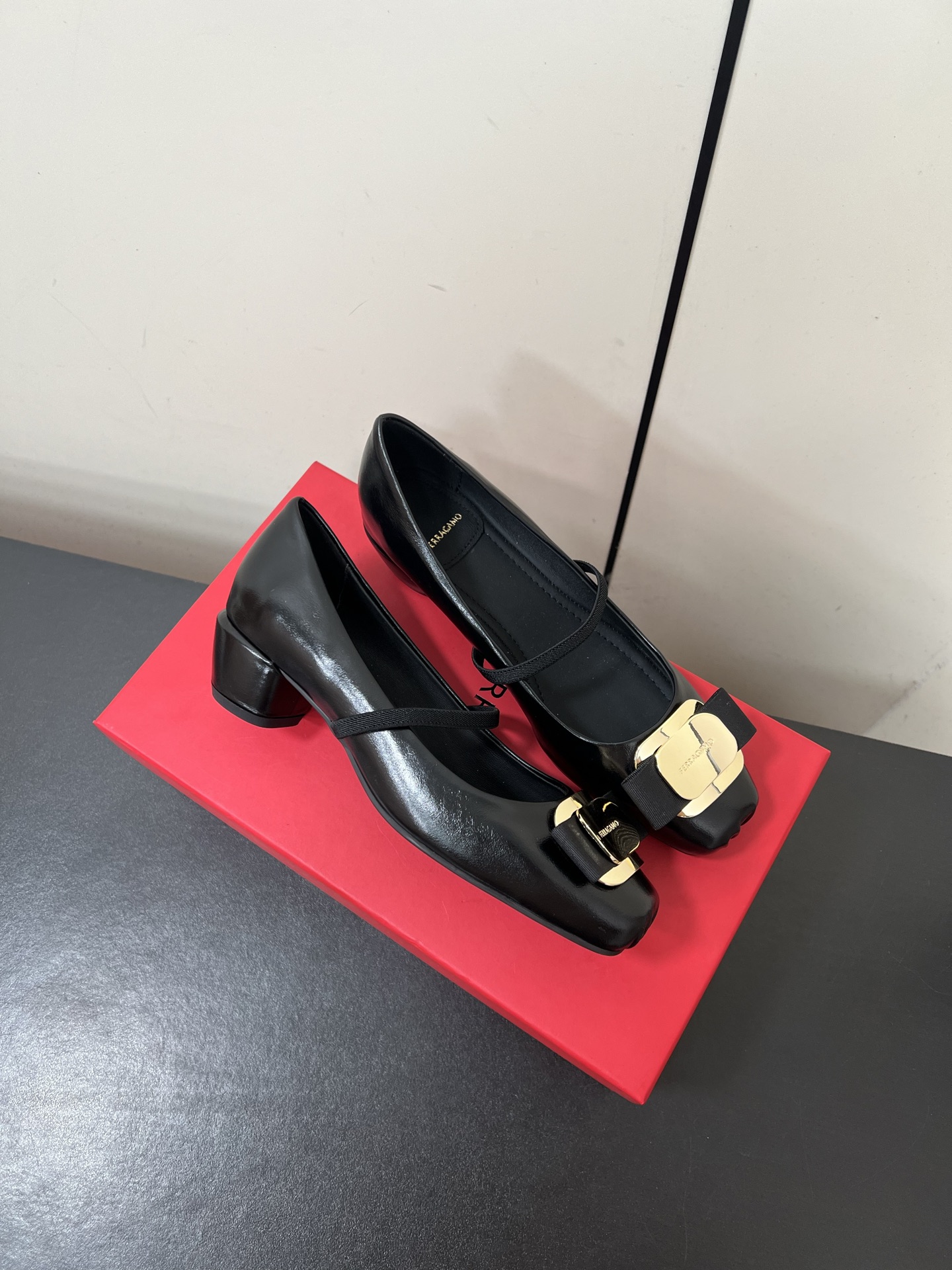 New Fragamo Ballet Shoes: Elegant Mary Jane with Butterfly Details - 图片 1