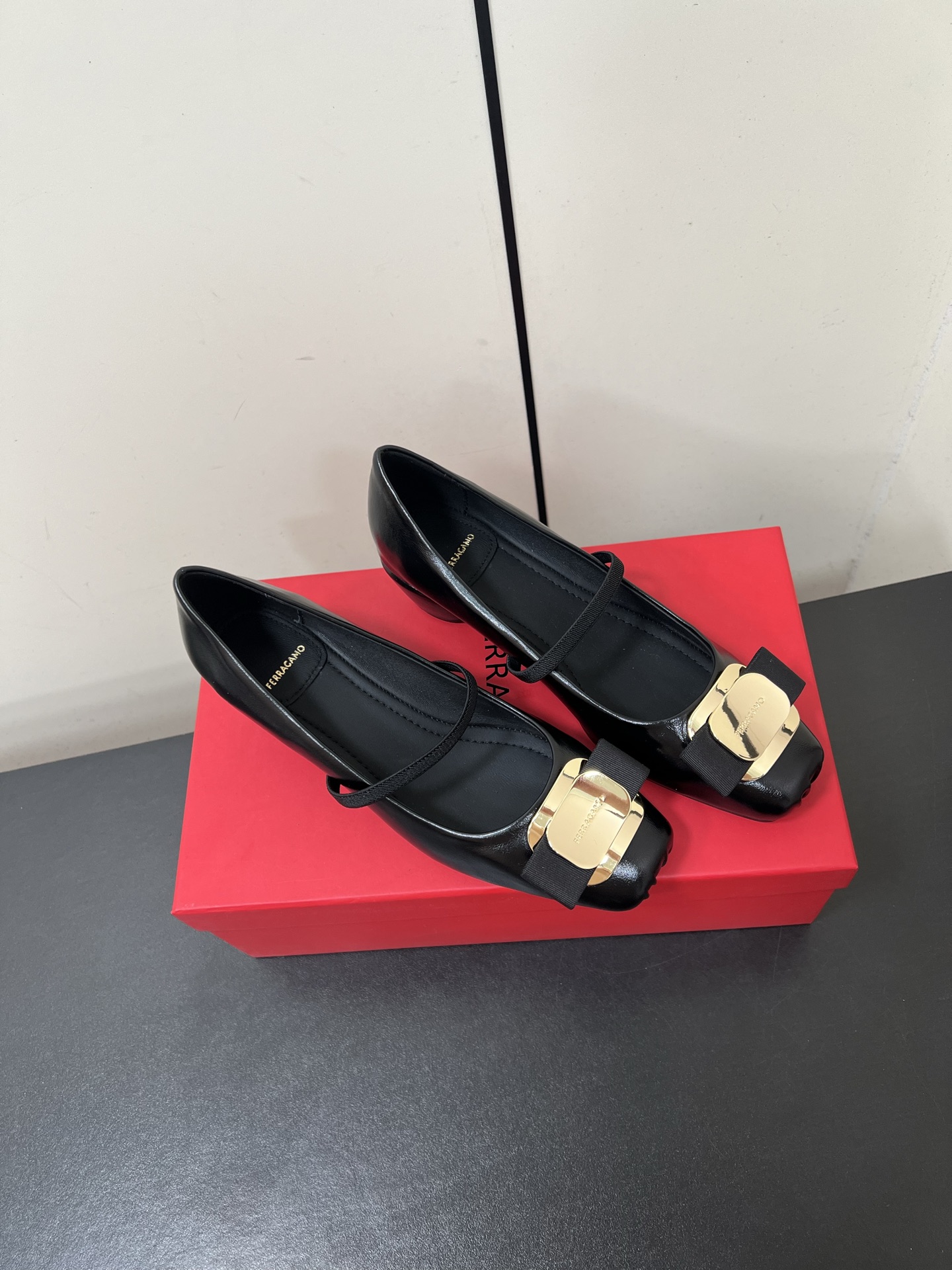New Fragamo Ballet Shoes: Elegant Mary Jane with Butterfly Details - 图片 3