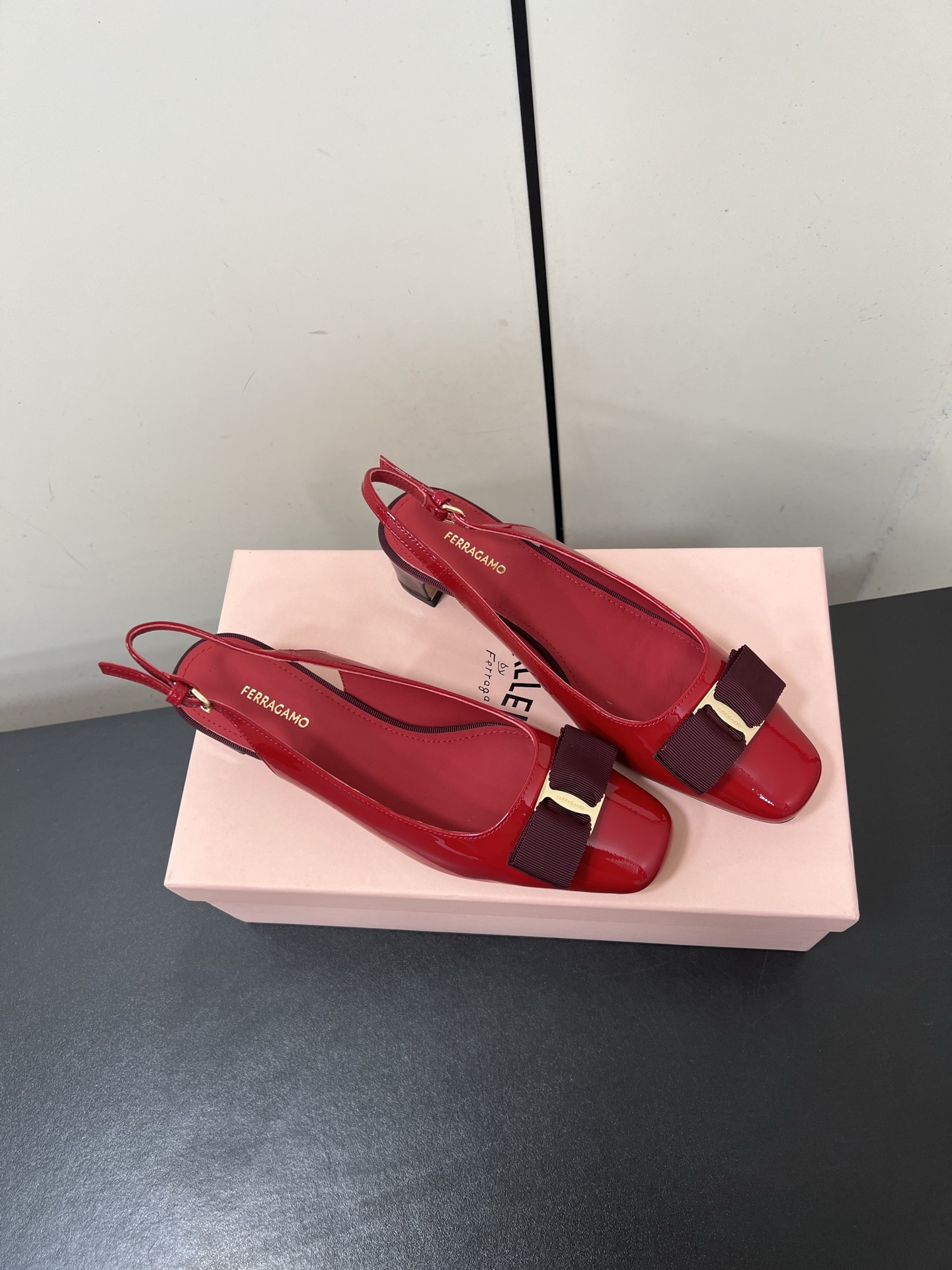 Ferragamo 25AW Sheepskin Shoes: Light, Soft, and Stylish Comfort - 图片 1