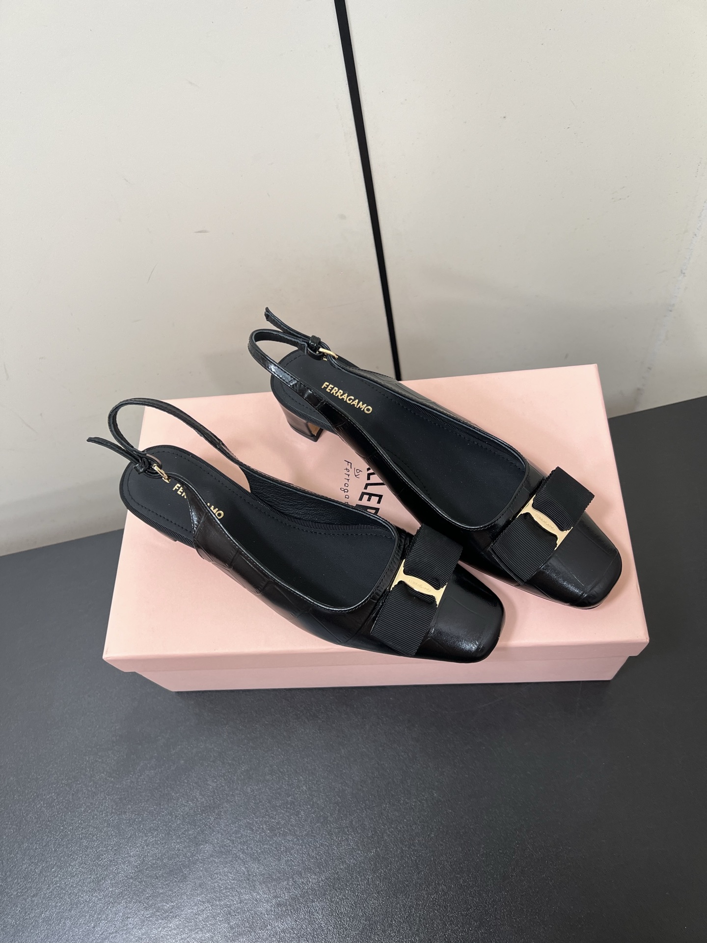 Ferragamo 25AW Sheepskin Shoes: Light, Breathable, and Luxurious - 图片 1