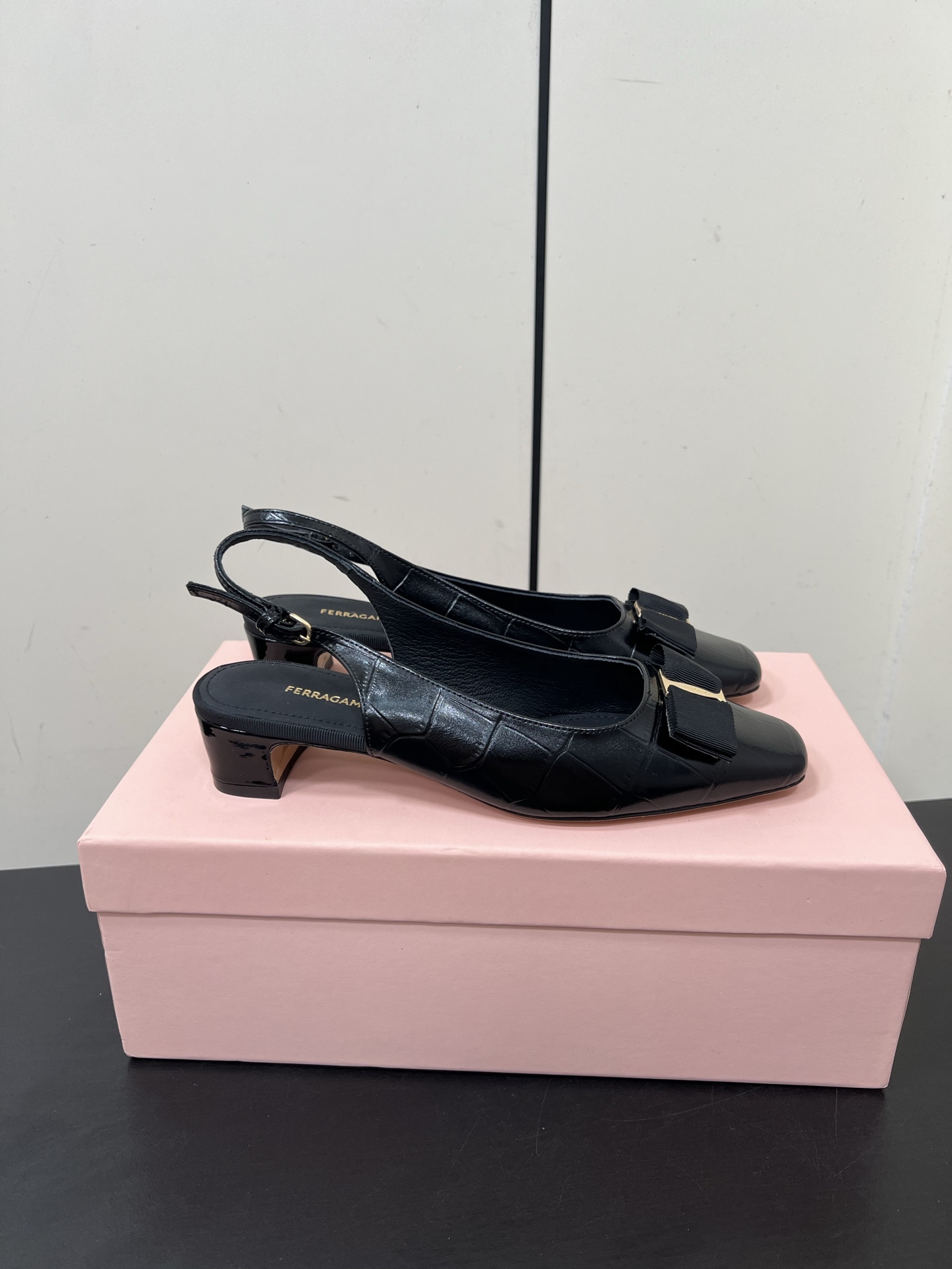 Ferragamo 25AW Sheepskin Shoes: Light, Breathable, and Luxurious - 图片 3