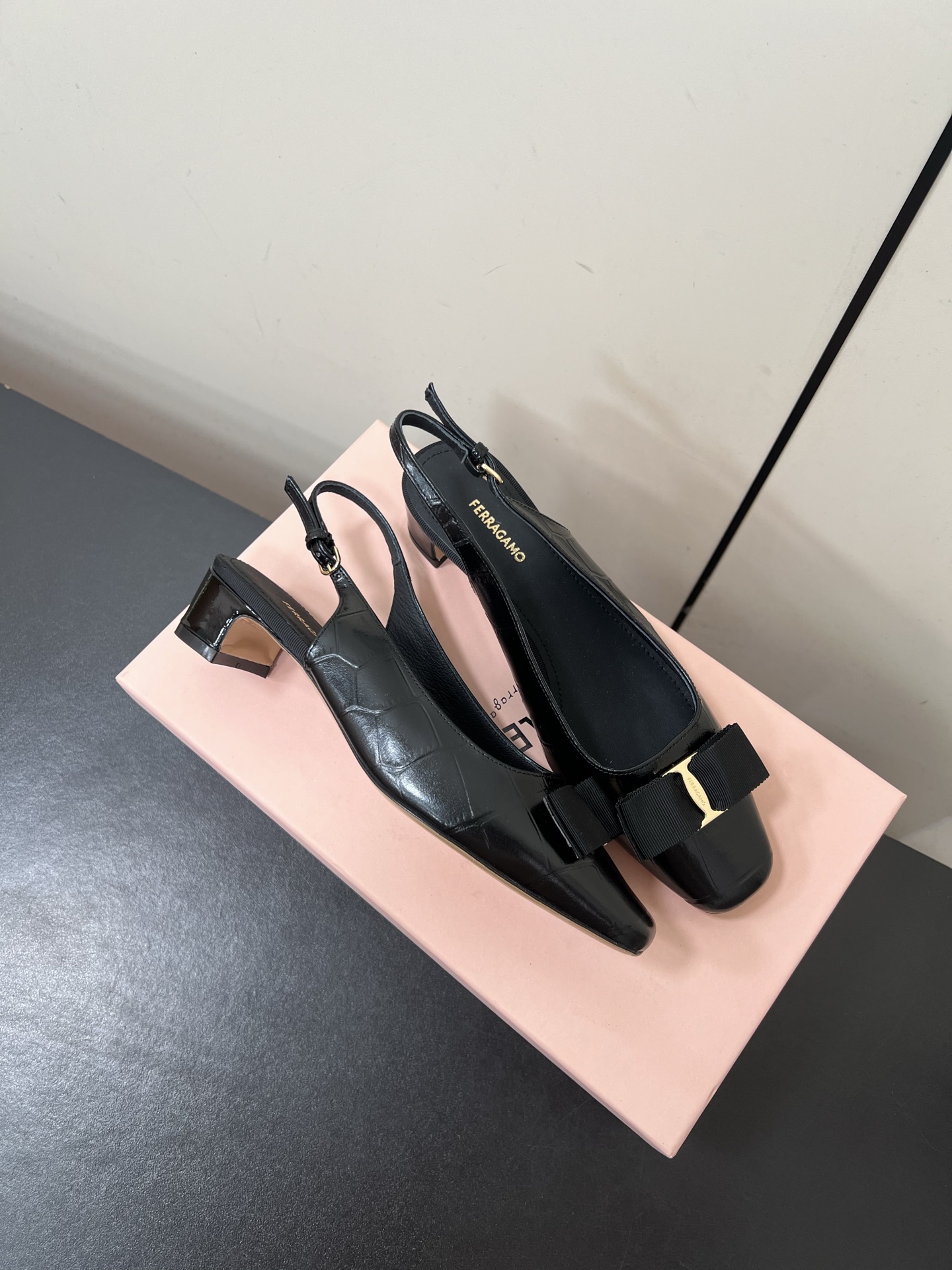 Ferragamo 25AW Sheepskin Shoes: Light, Breathable, and Luxurious - 图片 4