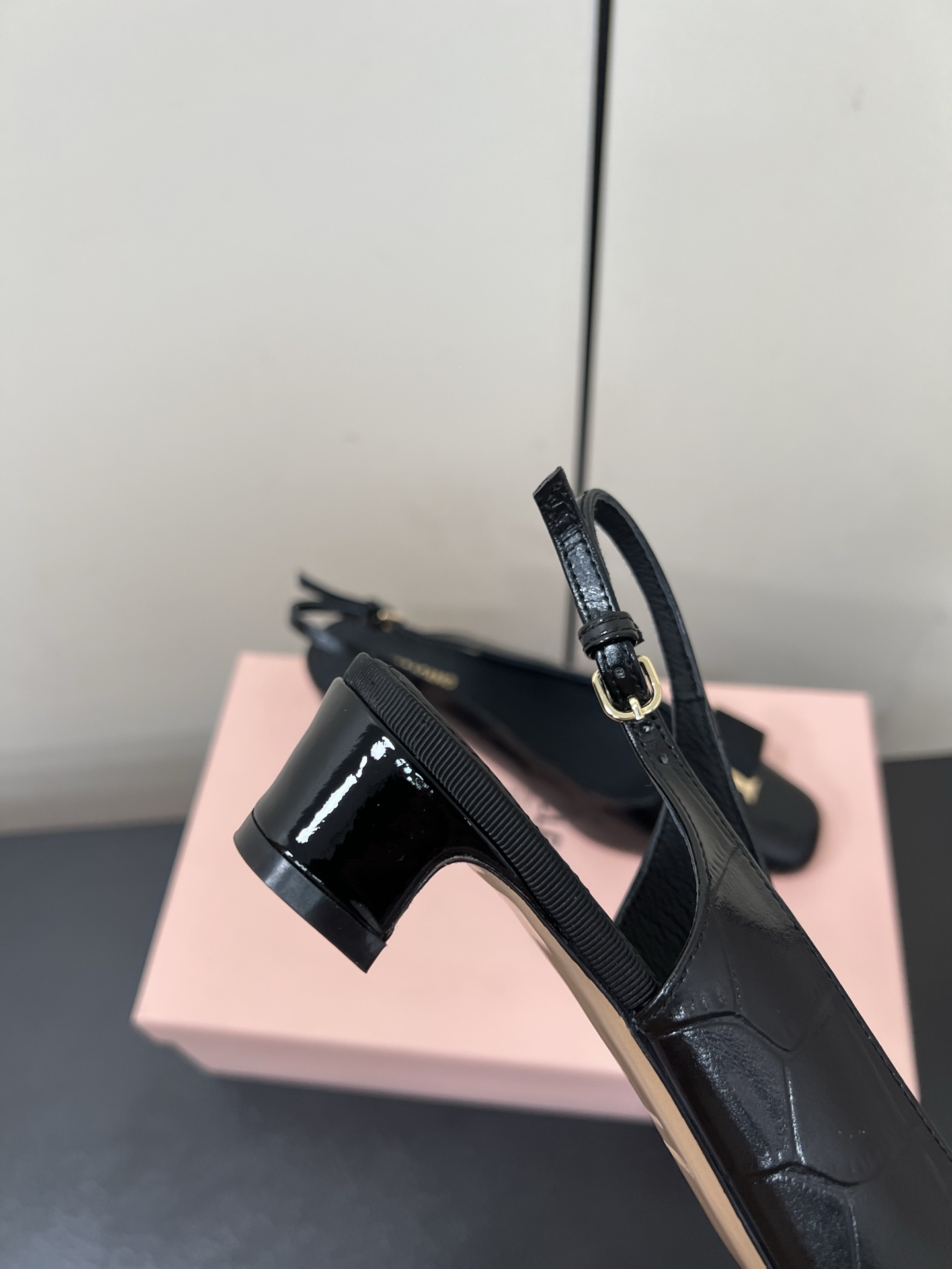 Ferragamo 25AW Sheepskin Shoes: Light, Breathable, and Luxurious - 图片 8