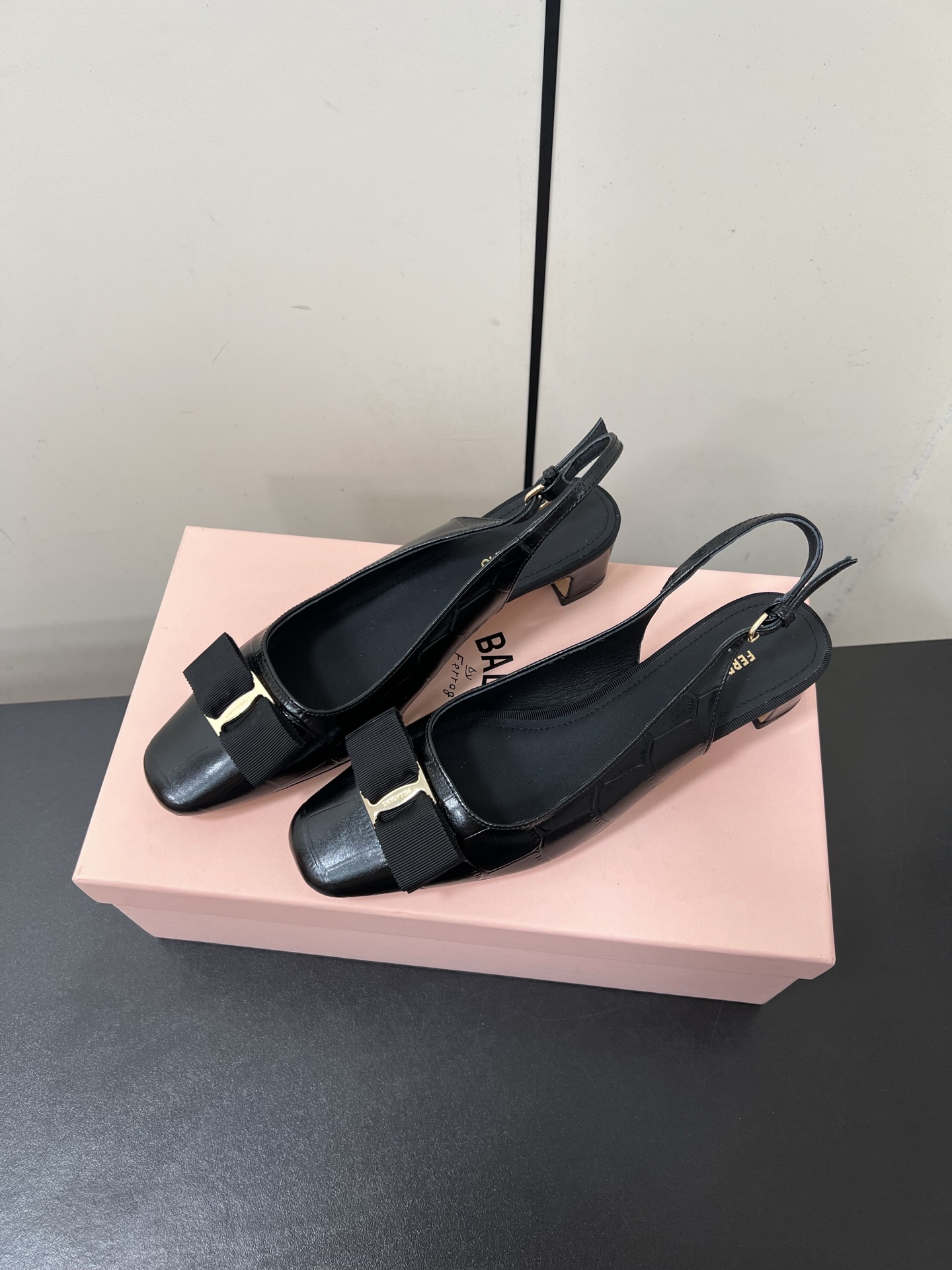 Ferragamo 25AW Sheepskin Shoes: Light, Breathable, and Luxurious - 图片 2