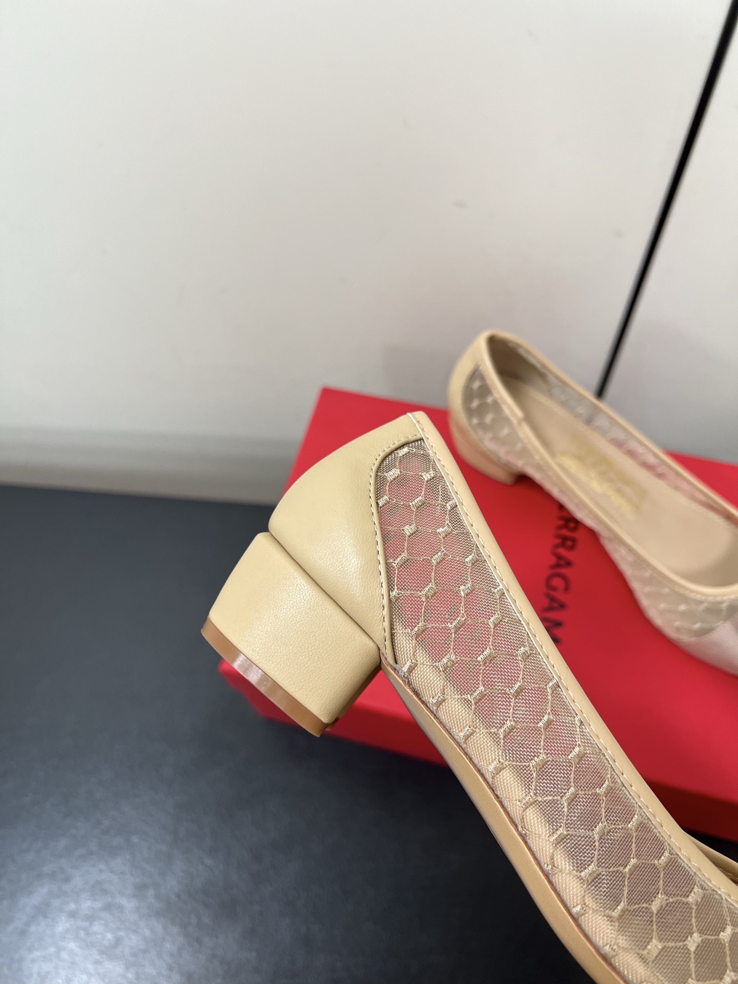 Ferragamo Firagmu: Classic Style with Butterfly Knots and Elegance - 图片 8