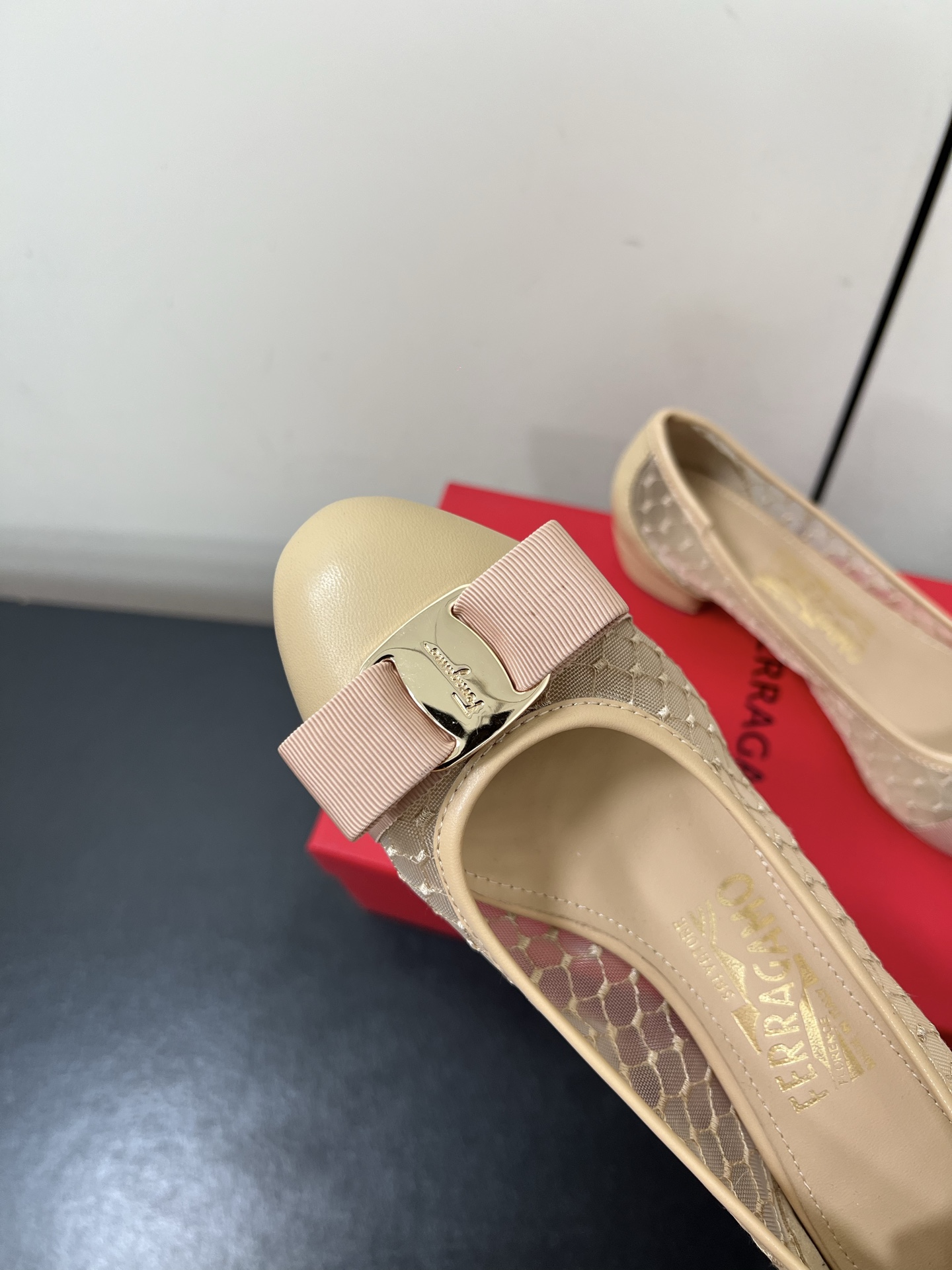 Ferragamo Firagmu: Classic Style with Butterfly Knots and Elegance - 图片 6